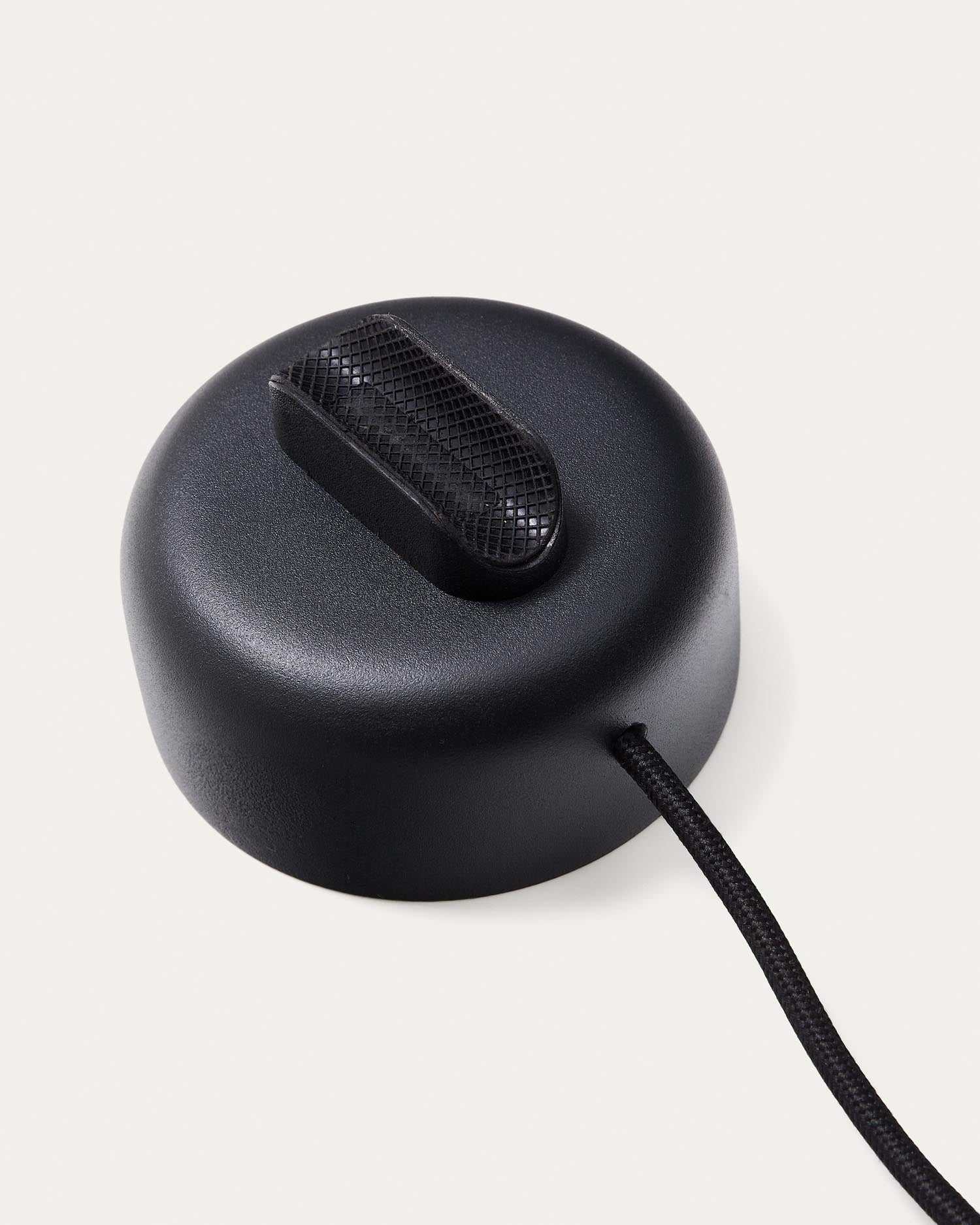 Entdecken Sie den eleganten Lichtpunkt Orey von Kave Home – ein schwarzer Metall-Lampenschirm, der Ihr Zuhause mit modernem Flair und gemütlichem Licht bereichert.