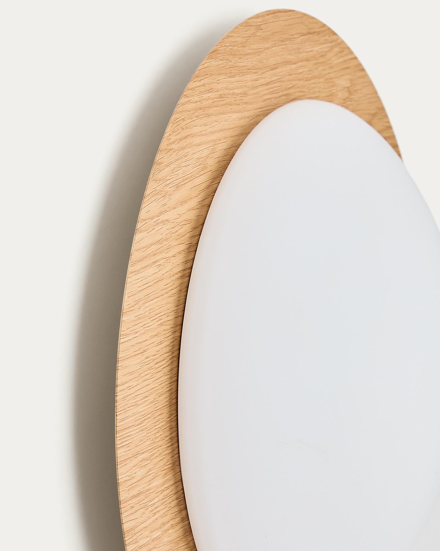 Deckenleuchte Novae aus gebürstetem Stahl in heller Holzoptik und mattiertem Glas, Ø 40 cm in Braun präsentiert im Onlineshop von KAQTU Design AG. Lampenschirm ist von Kave Home