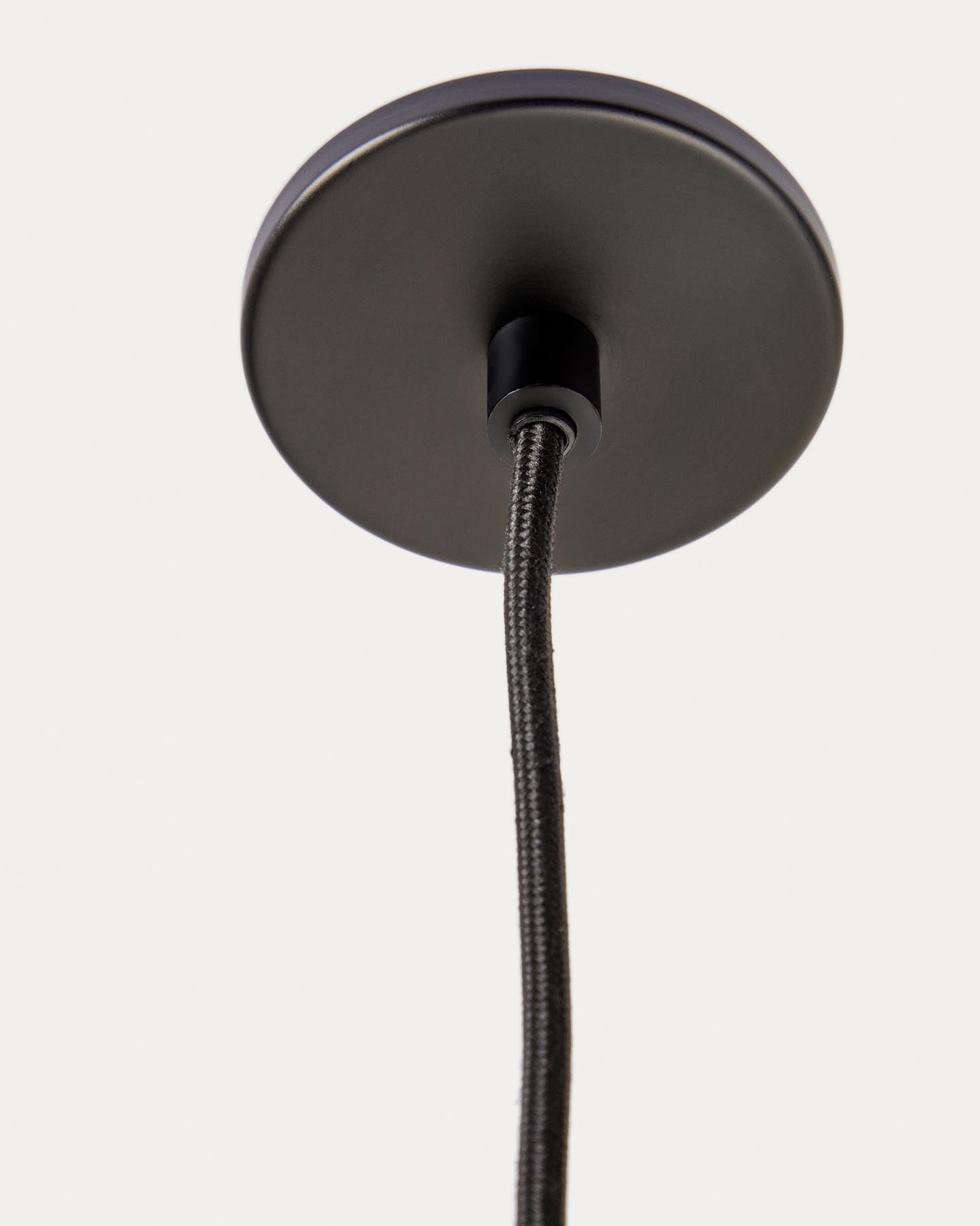 Deckenleuchte Nuvira aus schwarzem satiniertem Metall in Schwarz präsentiert im Onlineshop von KAQTU Design AG. Lampenschirm ist von Kave Home