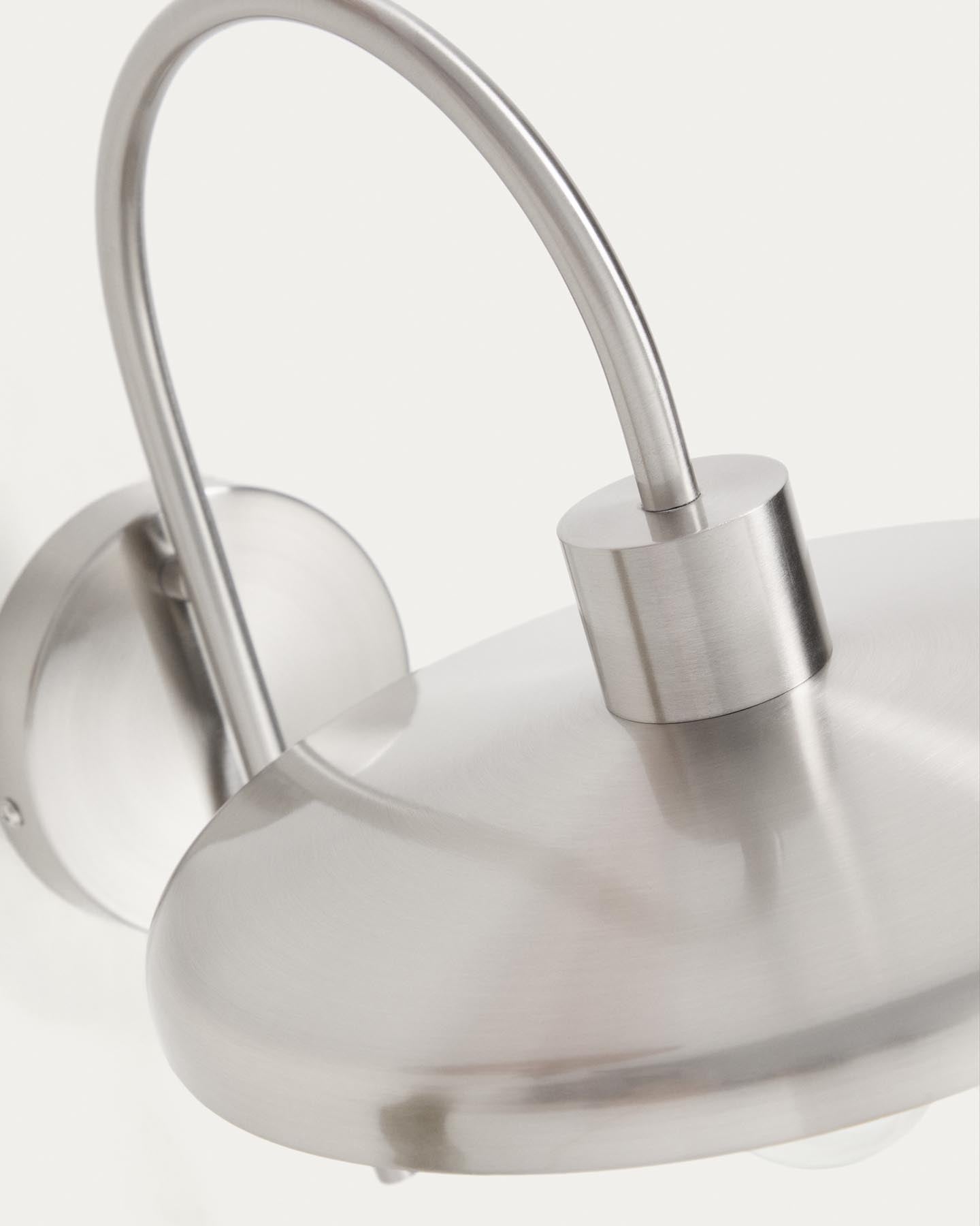 Wandleuchte Nuvira aus hellgrauem gebürstetem Metall in Silber präsentiert im Onlineshop von KAQTU Design AG. Wandleuchte ist von Kave Home