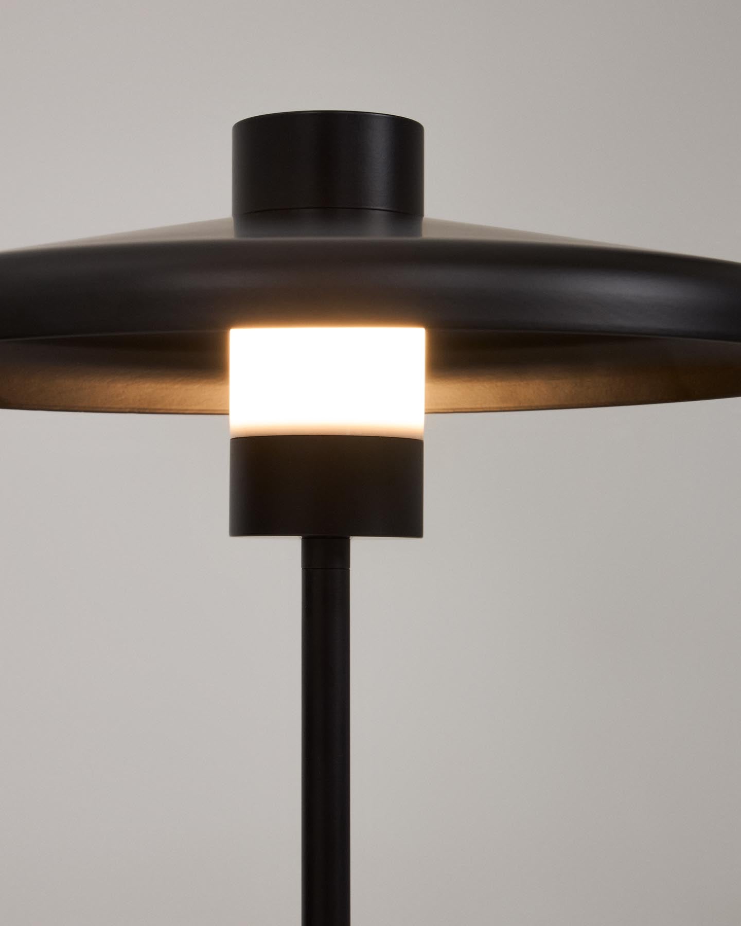 Tischlampe Nuvira aus schwarzem satiniertem Metall in Schwarz präsentiert im Onlineshop von KAQTU Design AG. Tischleuchte ist von Kave Home