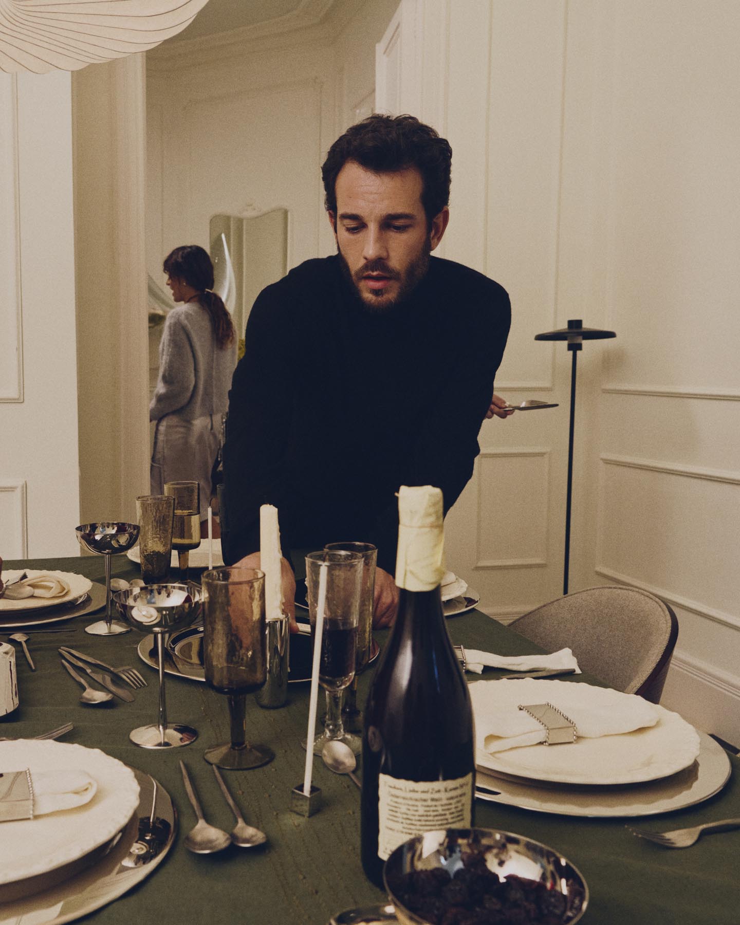 Stehlampe Nuvira aus schwarzem satiniertem Metall in Schwarz präsentiert im Onlineshop von KAQTU Design AG. Stehleuchte ist von Kave Home