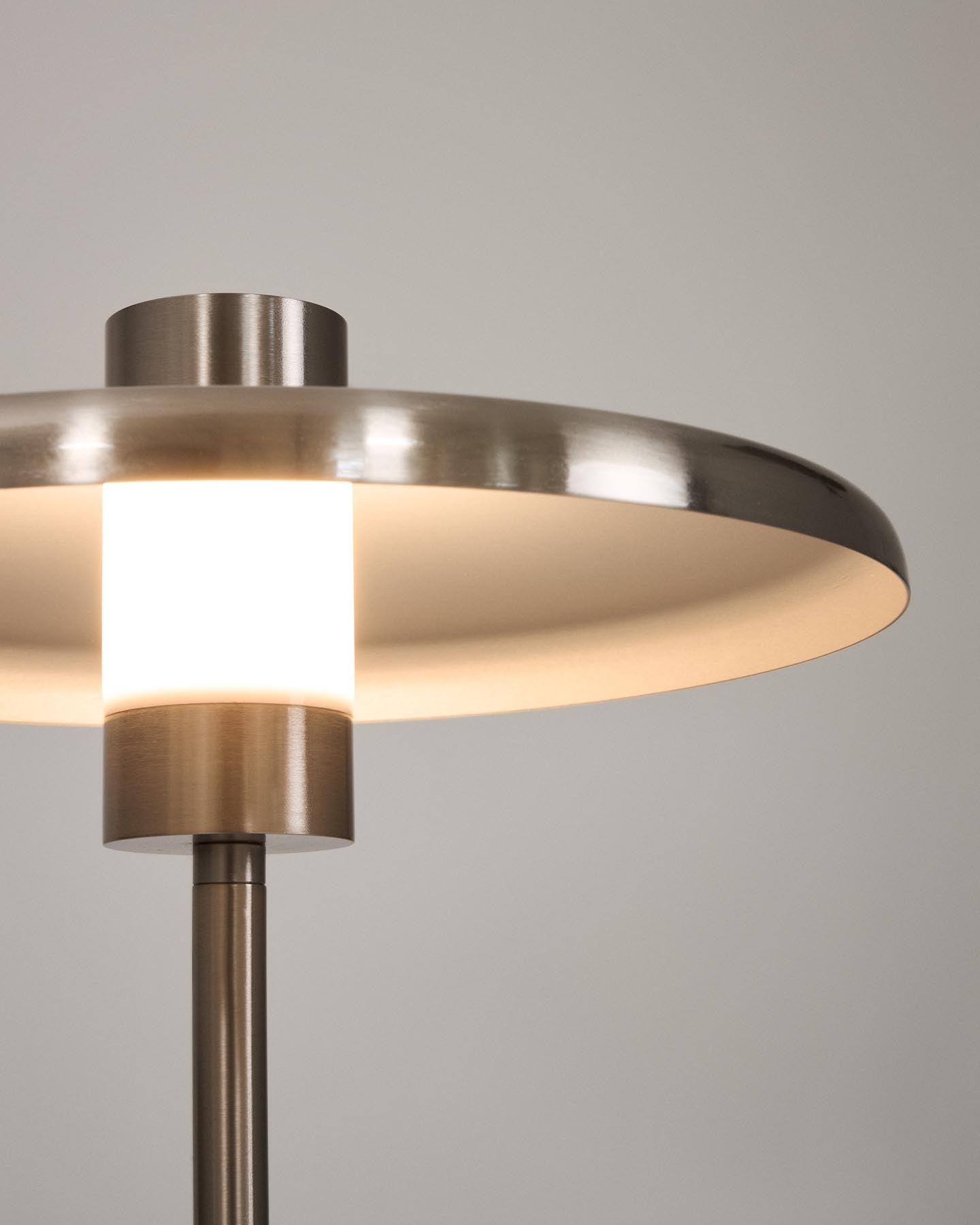 Stehlampe Nuvira aus hellgrauem gebürstetem Metall in Silber präsentiert im Onlineshop von KAQTU Design AG. Stehleuchte ist von Kave Home