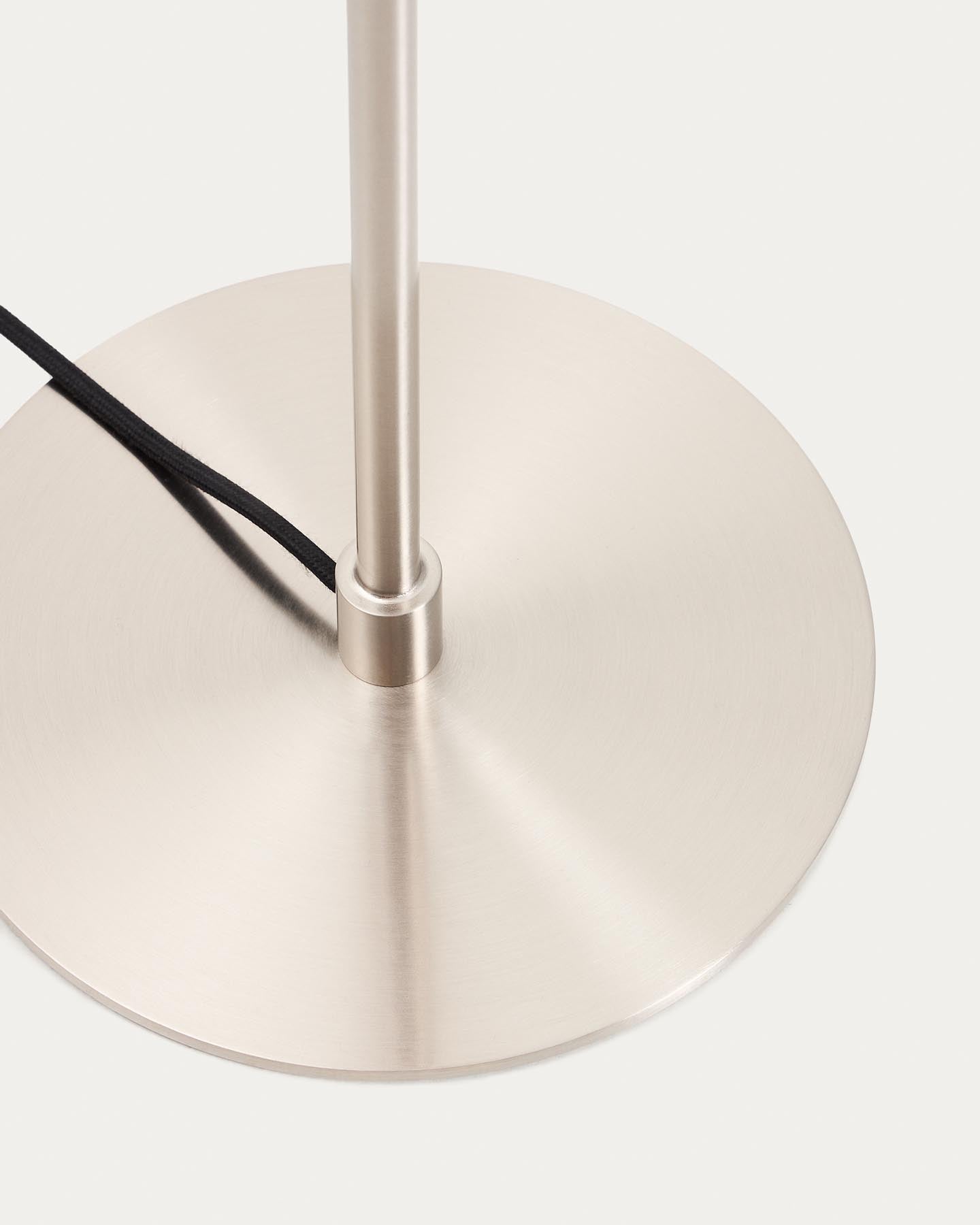 Stehlampe Nuvira aus hellgrauem gebürstetem Metall in Silber präsentiert im Onlineshop von KAQTU Design AG. Stehleuchte ist von Kave Home