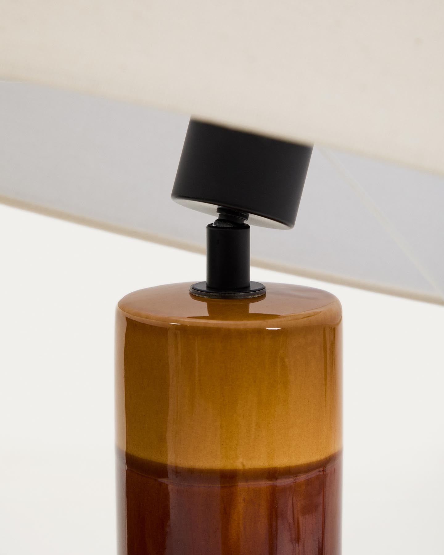 Stehlampe Mavran mit Baumwollschirm und Keramiksockel in Braun und Senfgelb in Mehrfarbig präsentiert im Onlineshop von KAQTU Design AG. Stehleuchte ist von Kave Home