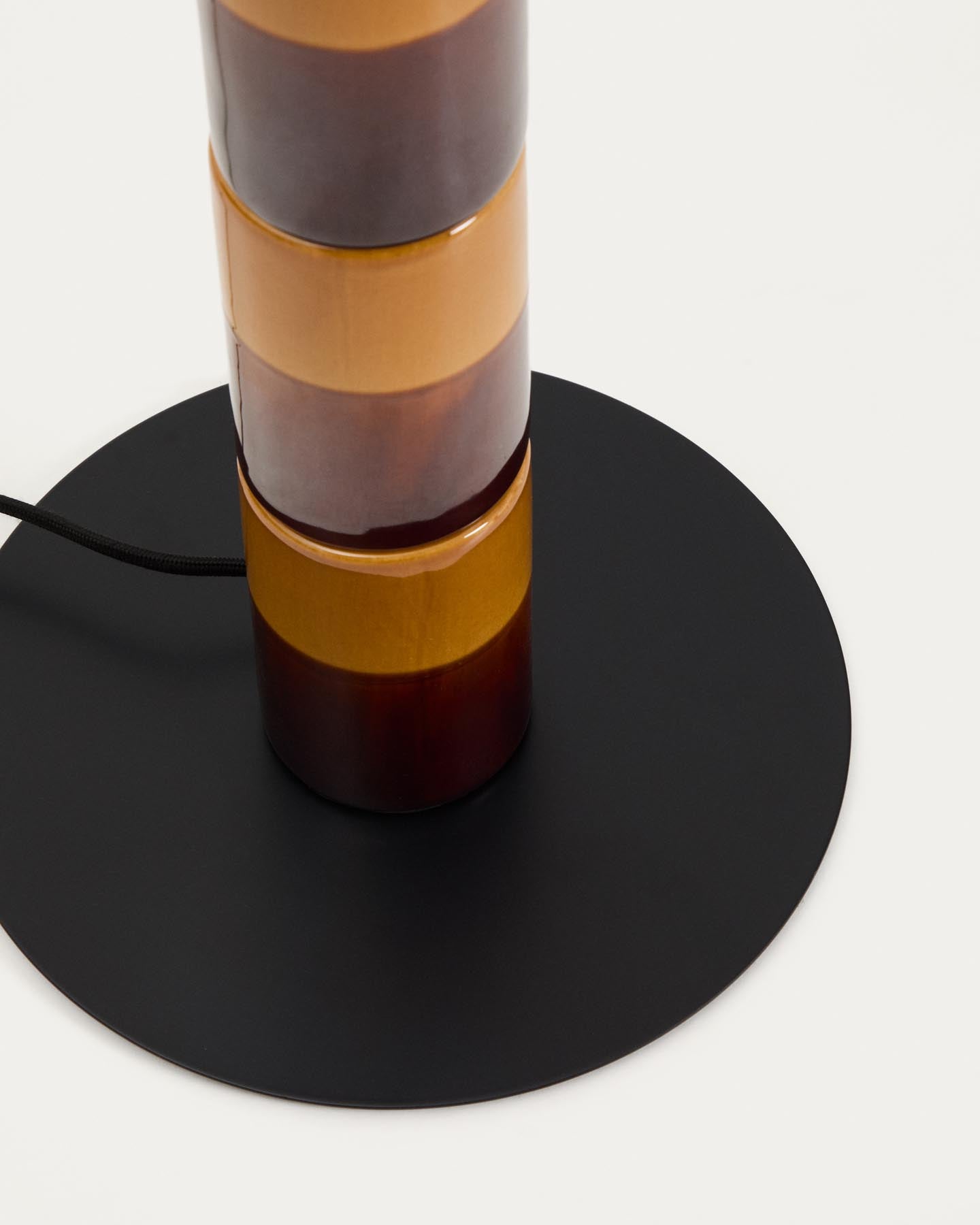 Stehlampe Mavran mit Baumwollschirm und Keramiksockel in Braun und Senfgelb in Mehrfarbig präsentiert im Onlineshop von KAQTU Design AG. Stehleuchte ist von Kave Home