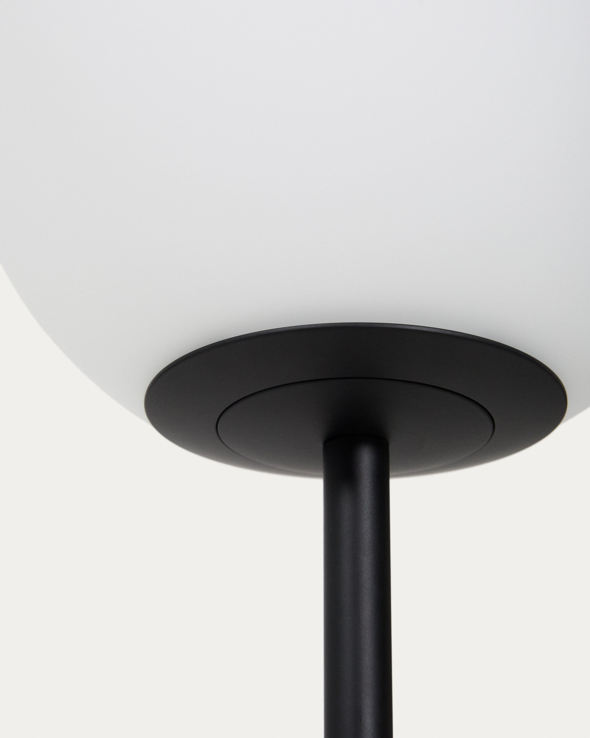 Stehlampe Brisia aus Metall mit schwarzem Finish und einer Glaskugel Ø20 cm in Schwarz präsentiert im Onlineshop von KAQTU Design AG. Stehleuchte ist von Kave Home