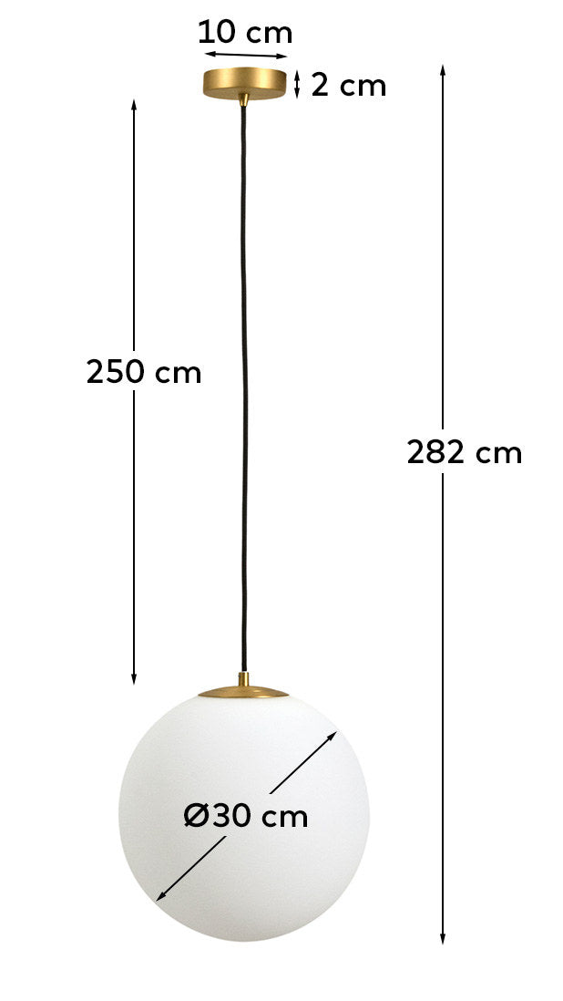 Deckenleuchte Brisia aus Metall mit gebürstetem Messing-Finish und einer mattierten Glaskugel Ø 30 cm in Gold, Weiss präsentiert im Onlineshop von KAQTU Design AG. Lampenschirm ist von Kave Home