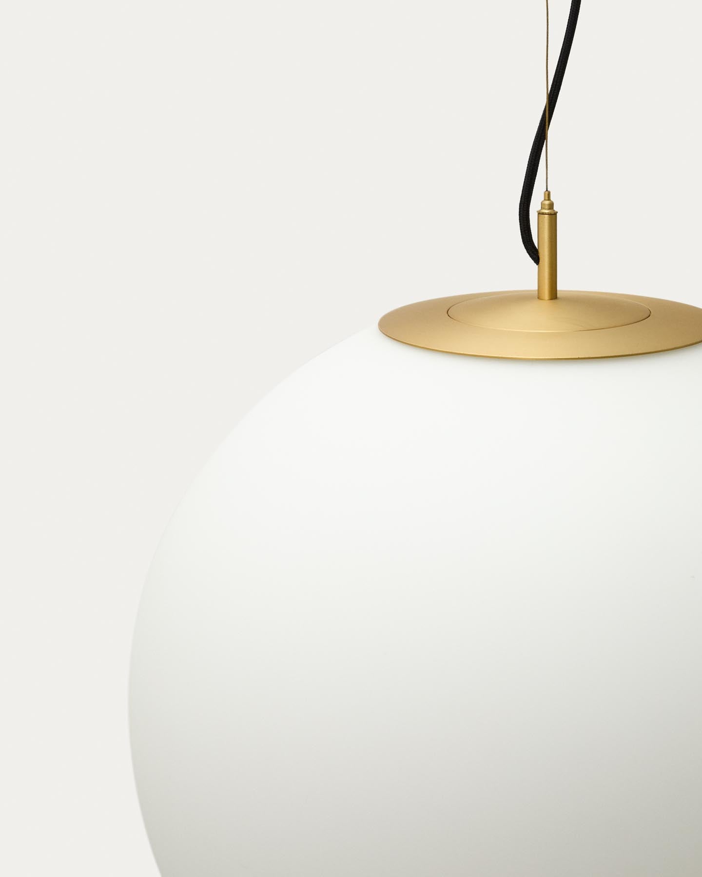 Deckenleuchte Brisia aus Metall mit gebürstetem Messing-Finish und einer mattierten Glaskugel Ø 50 cm in Gold präsentiert im Onlineshop von KAQTU Design AG. Lampenschirm ist von Kave Home