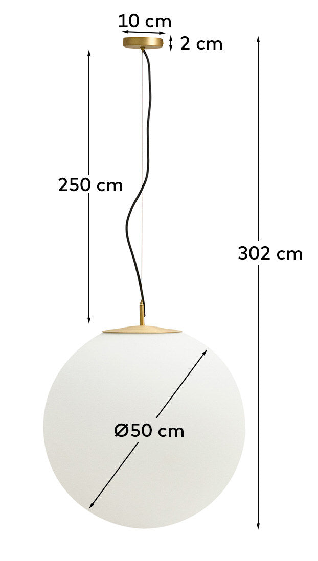 Deckenleuchte Brisia aus Metall mit gebürstetem Messing-Finish und einer mattierten Glaskugel Ø 50 cm in Gold, Weiss präsentiert im Onlineshop von KAQTU Design AG. Lampenschirm ist von Kave Home