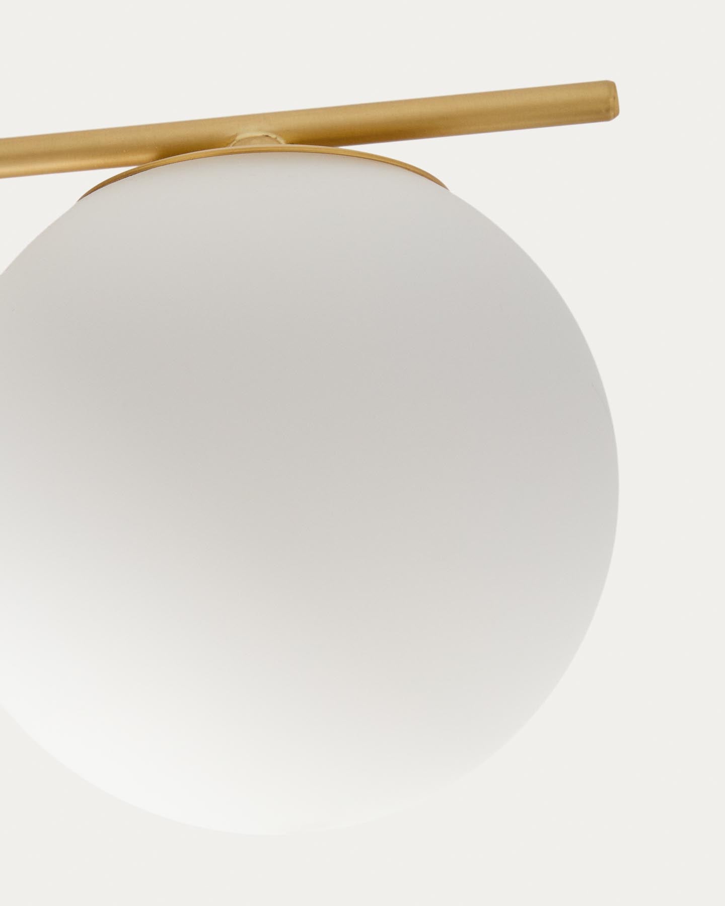 Deckenleuchte Brisia aus Metall mit gebürstetem Messing-Finish und vier mattierten Glaskugeln Ø 15 cm in Gold präsentiert im Onlineshop von KAQTU Design AG. Lampenschirm ist von Kave Home