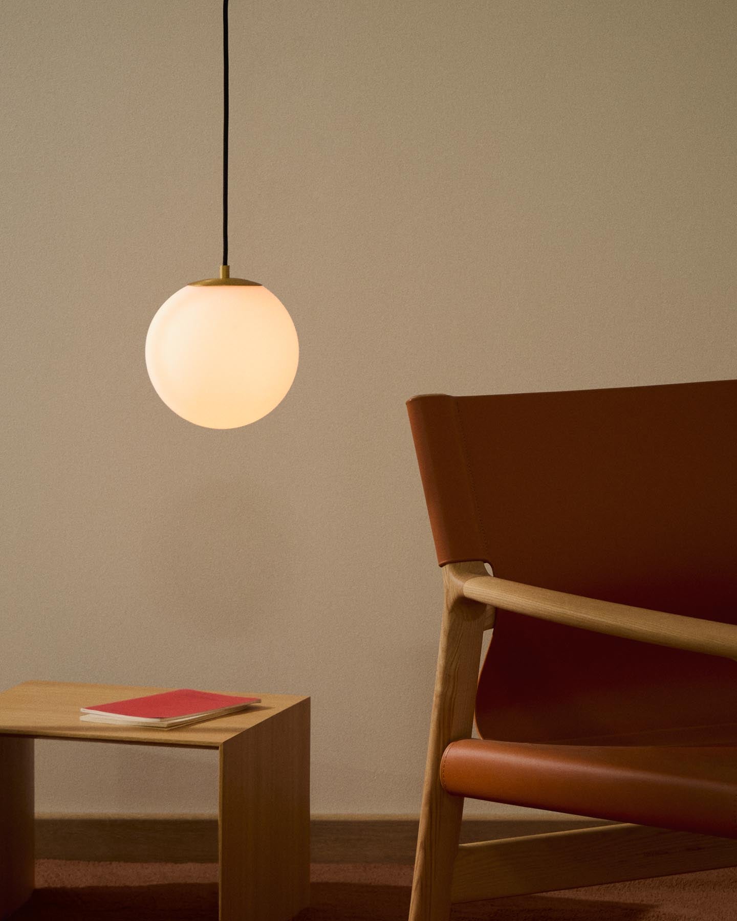 Deckenleuchte Brisia aus Metall mit gebürstetem Messing-Finish und einer mattierten Glaskugel Ø 15 cm in Gold präsentiert im Onlineshop von KAQTU Design AG. Lampenschirm ist von Kave Home