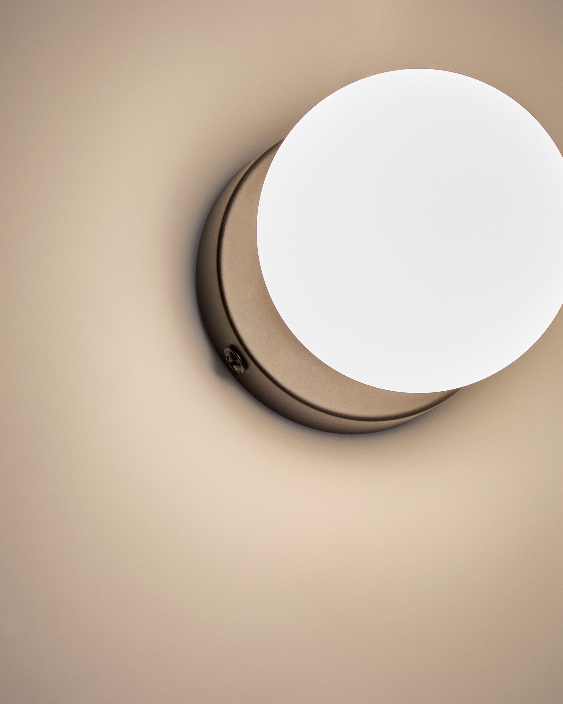 Wandleuchte Brisia aus Metall mit schwarzem Finish und einer Glaskugel Ø8 cm in Schwarz präsentiert im Onlineshop von KAQTU Design AG. Wandleuchte ist von Kave Home