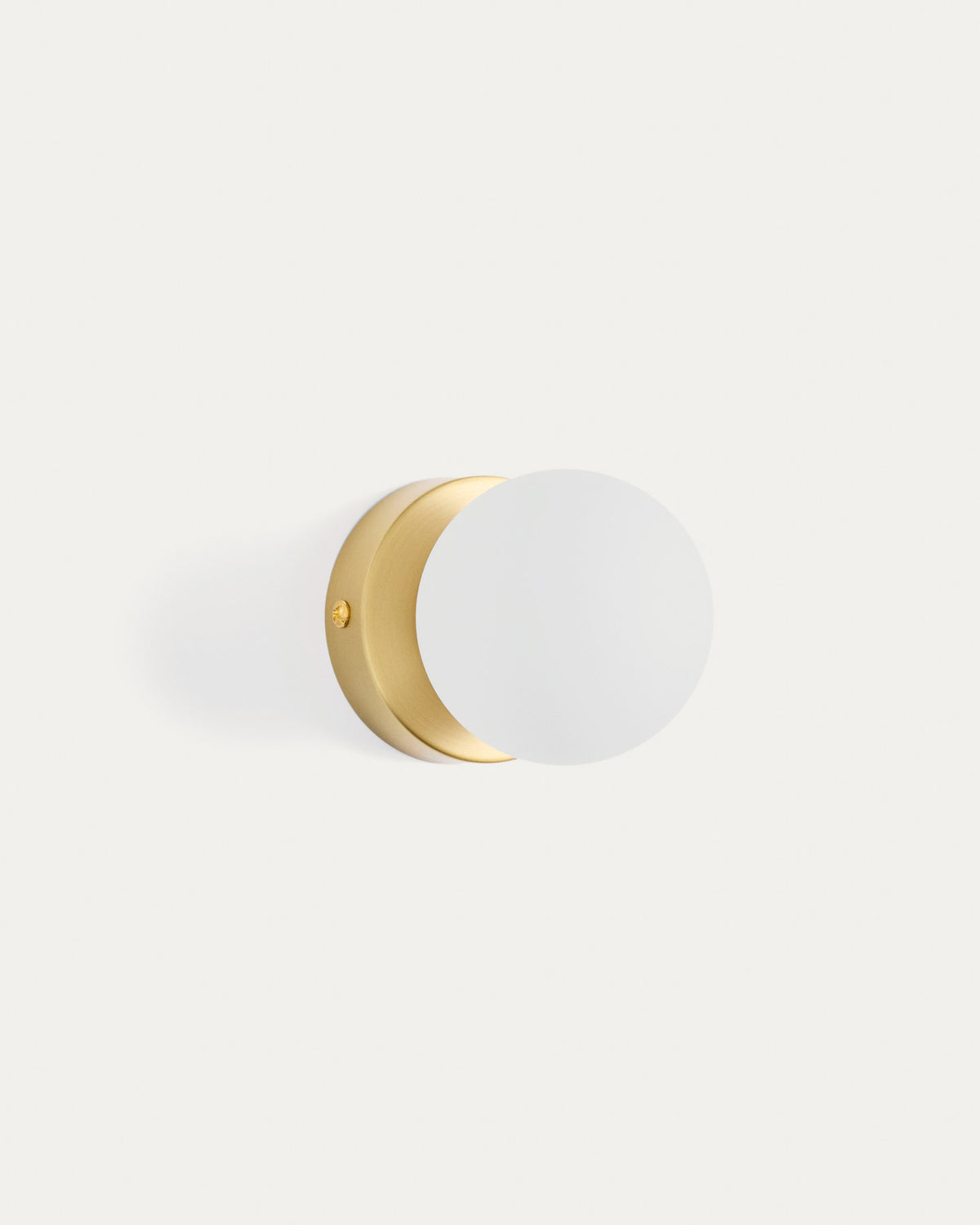 Wandleuchte Brisia aus Metall mit gebürstetem Messing-Finish und einer mattierten Glaskugel Ø 8 cm in Gold präsentiert im Onlineshop von KAQTU Design AG. Wandleuchte ist von Kave Home