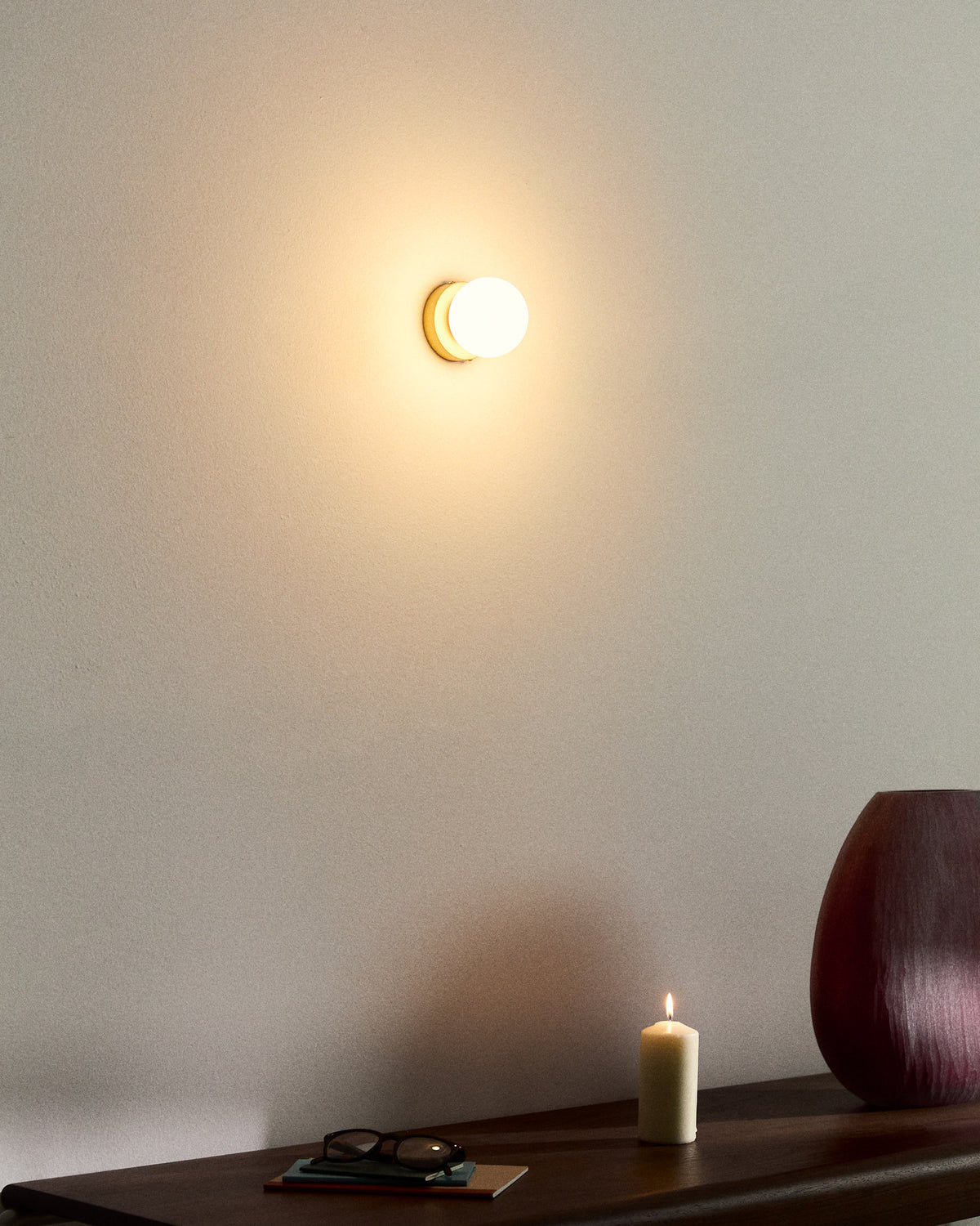 Wandleuchte Brisia aus Metall mit gebürstetem Messing-Finish und einer mattierten Glaskugel Ø 8 cm in Gold präsentiert im Onlineshop von KAQTU Design AG. Wandleuchte ist von Kave Home