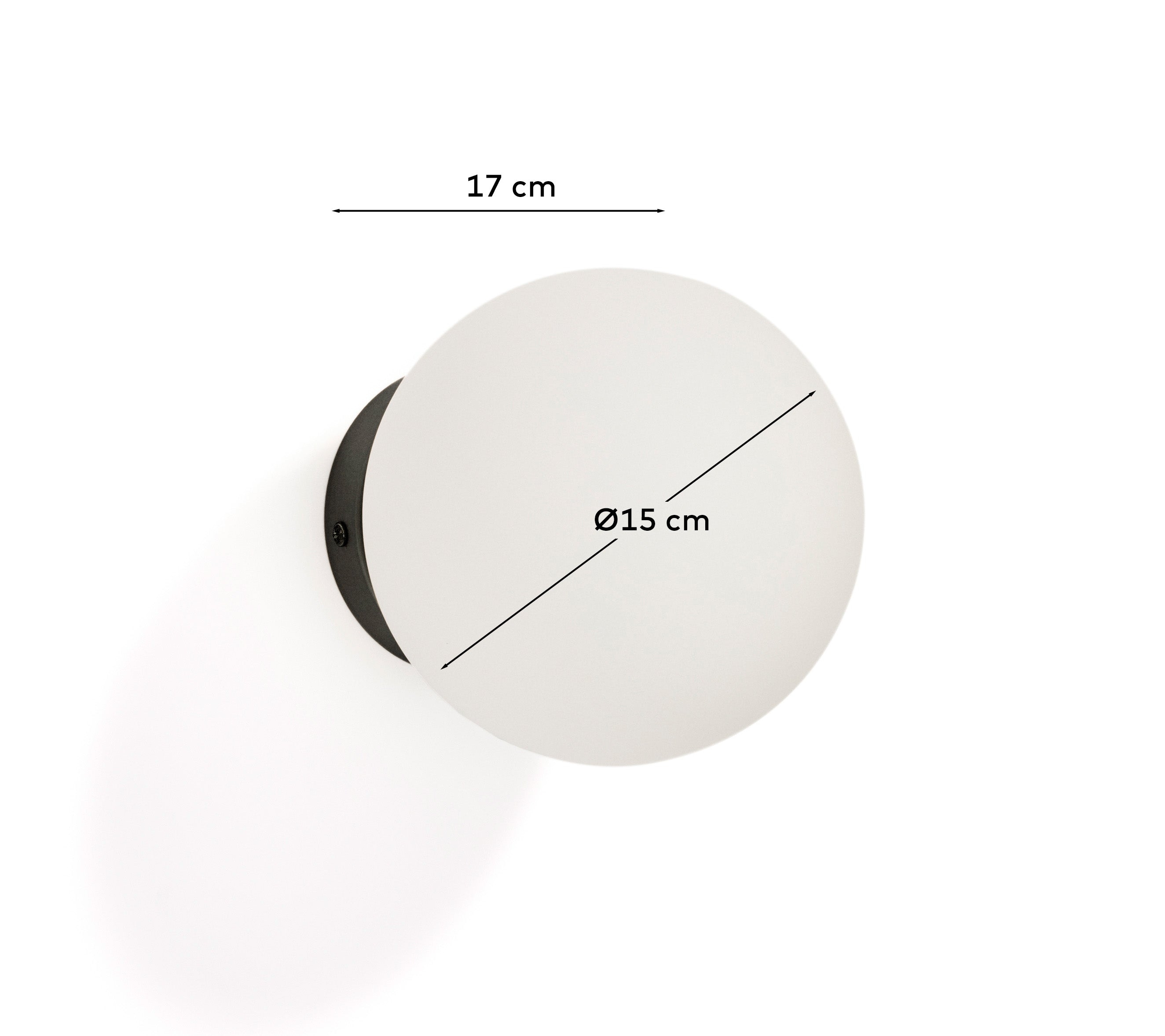 Wandleuchte Brisia aus Metall mit schwarzem Finish und einer Glaskugel Ø15 cm in Schwarz präsentiert im Onlineshop von KAQTU Design AG. Wandleuchte ist von Kave Home