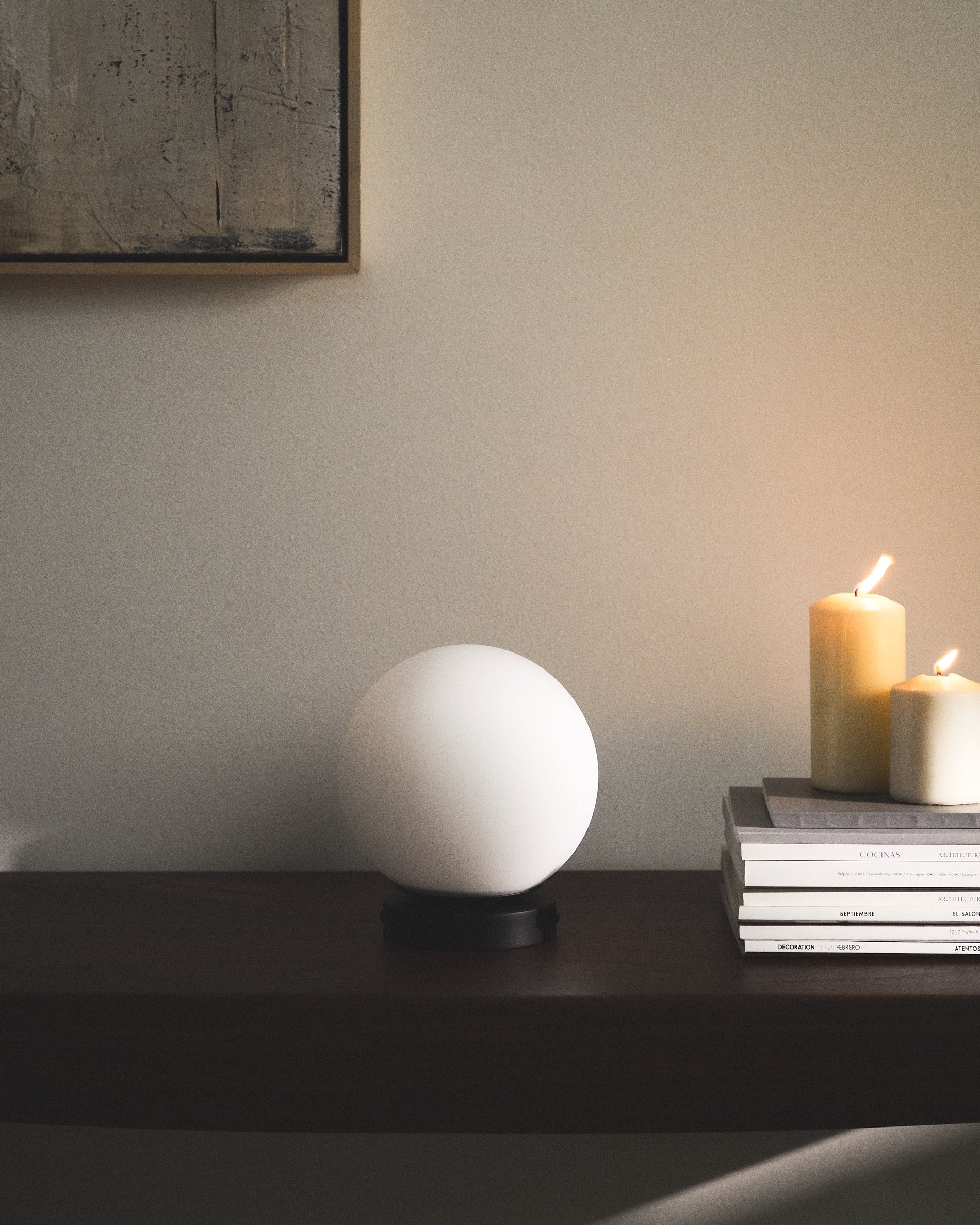 Wandleuchte Brisia aus Metall mit schwarzem Finish und einer Glaskugel Ø15 cm in Schwarz präsentiert im Onlineshop von KAQTU Design AG. Wandleuchte ist von Kave Home