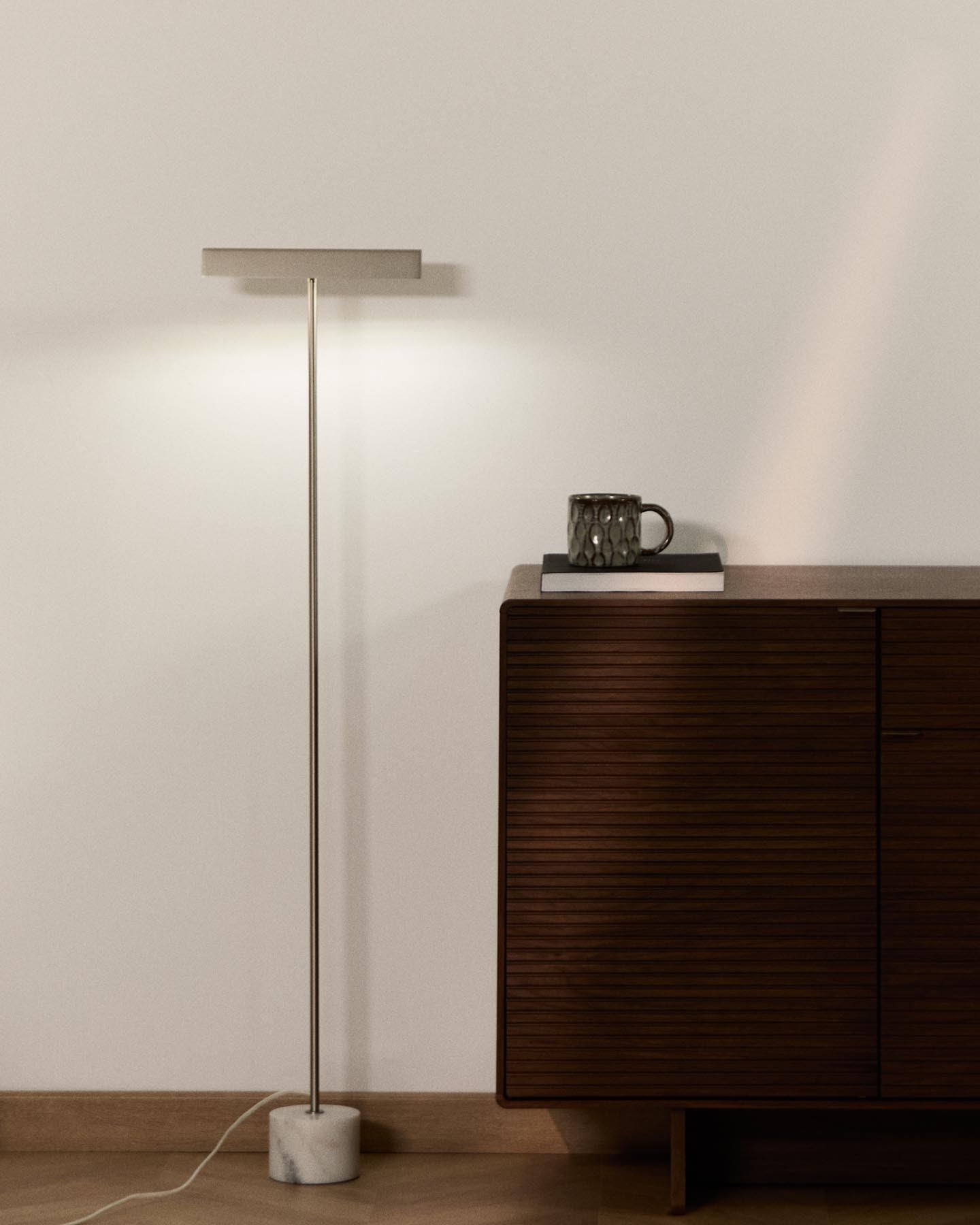 Stehlampe Lynor aus gebürstetem Stahl mit weißem Marmorsockel in Silber präsentiert im Onlineshop von KAQTU Design AG. Stehleuchte ist von Kave Home