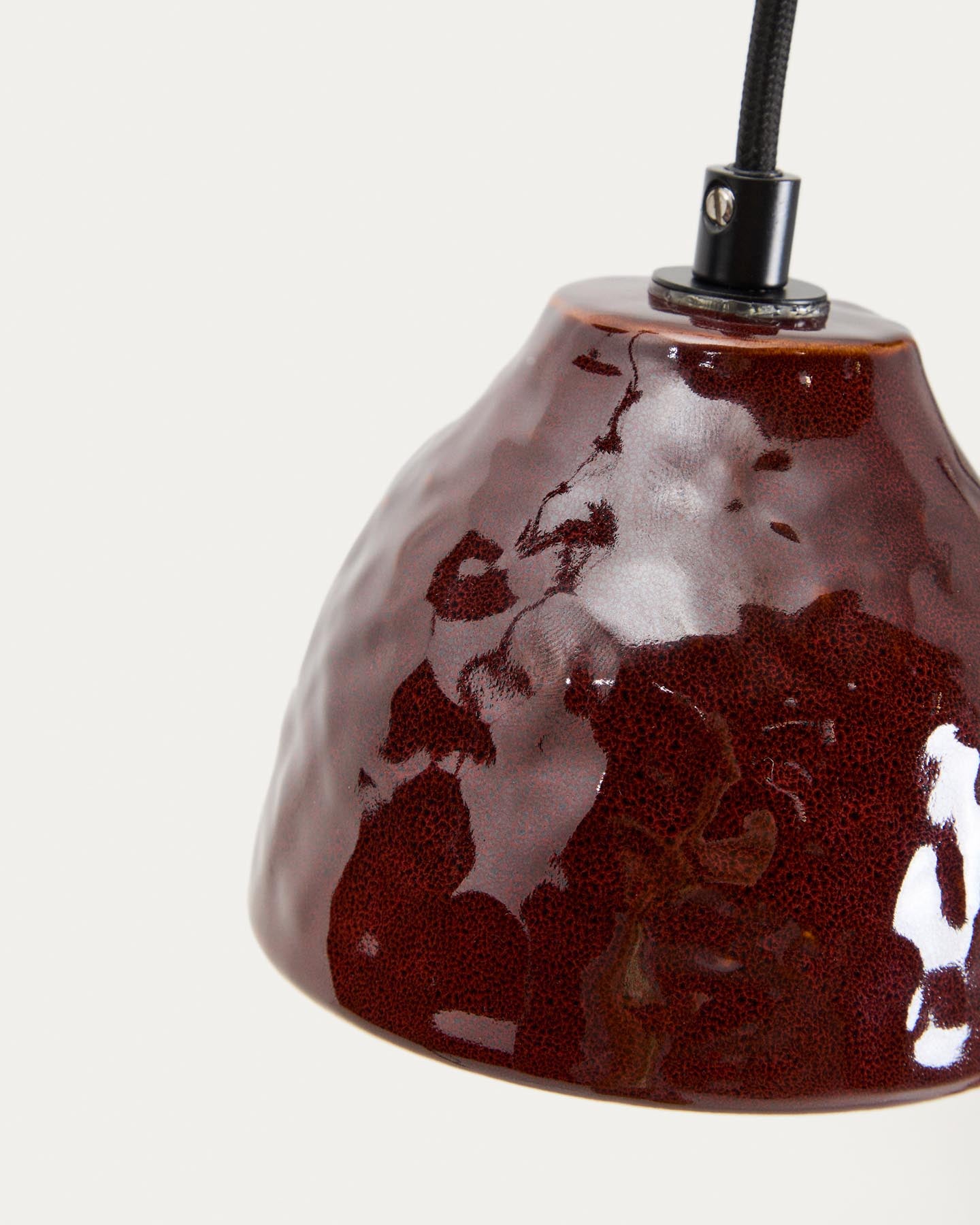 Deckenleuchte Drava aus burgunderroter Keramik in präsentiert im Onlineshop von KAQTU Design AG. Lampenschirm ist von Kave Home