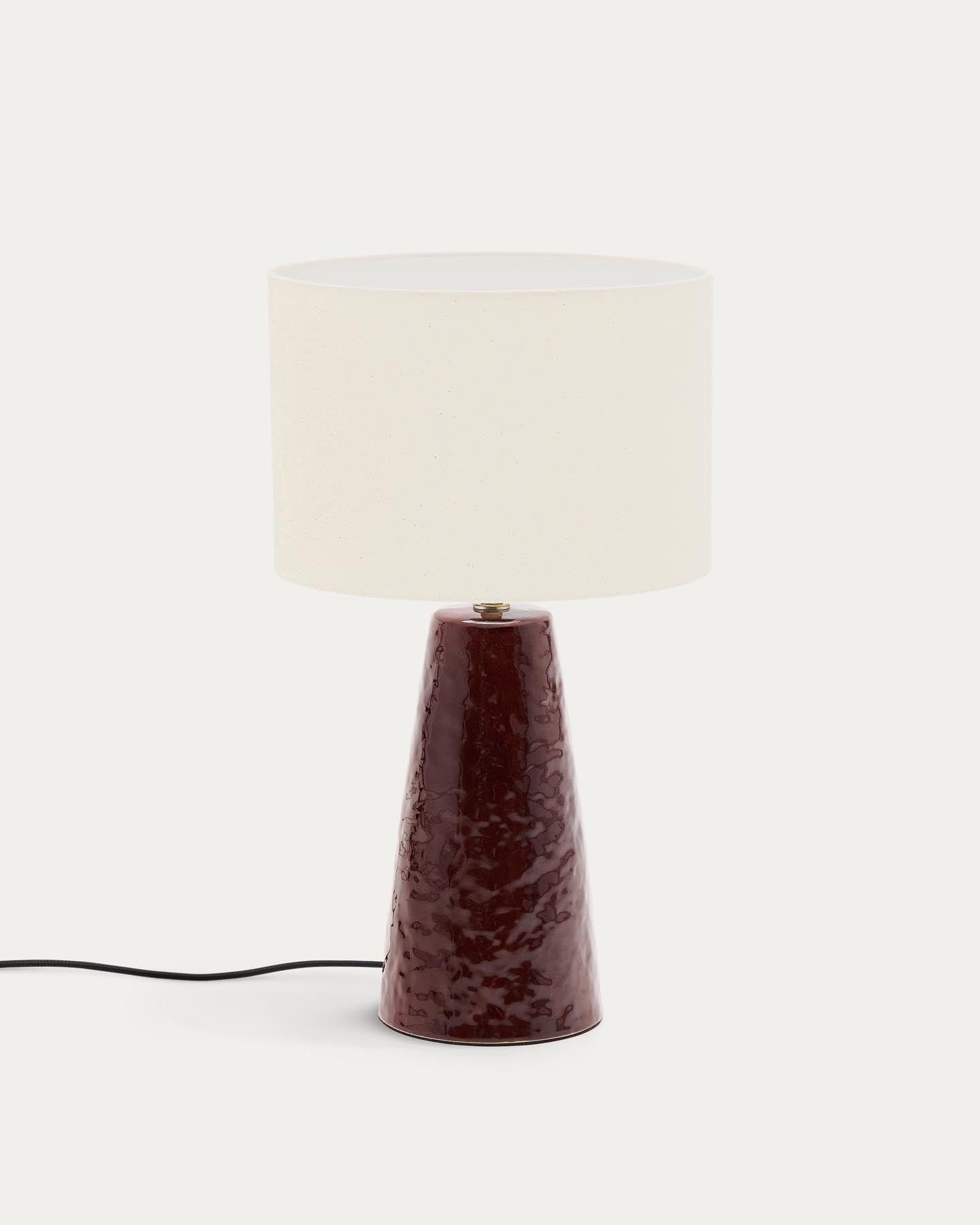 Tischlampe Drava aus weinroter Keramik mit Baumwollschirm in präsentiert im Onlineshop von KAQTU Design AG. Tischleuchte ist von Kave Home