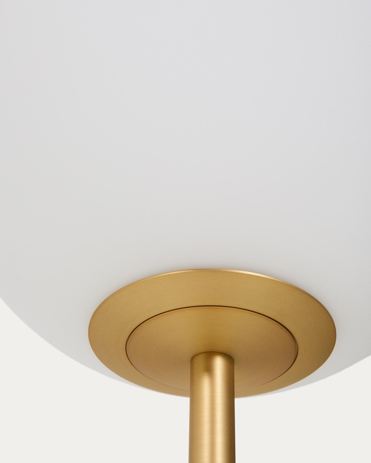 Stehlampe Brisia aus Metall mit gebürstetem Messing-Finish und einer mattierten Glaskugel Ø 30 cm in Gold präsentiert im Onlineshop von KAQTU Design AG. Stehleuchte ist von Kave Home