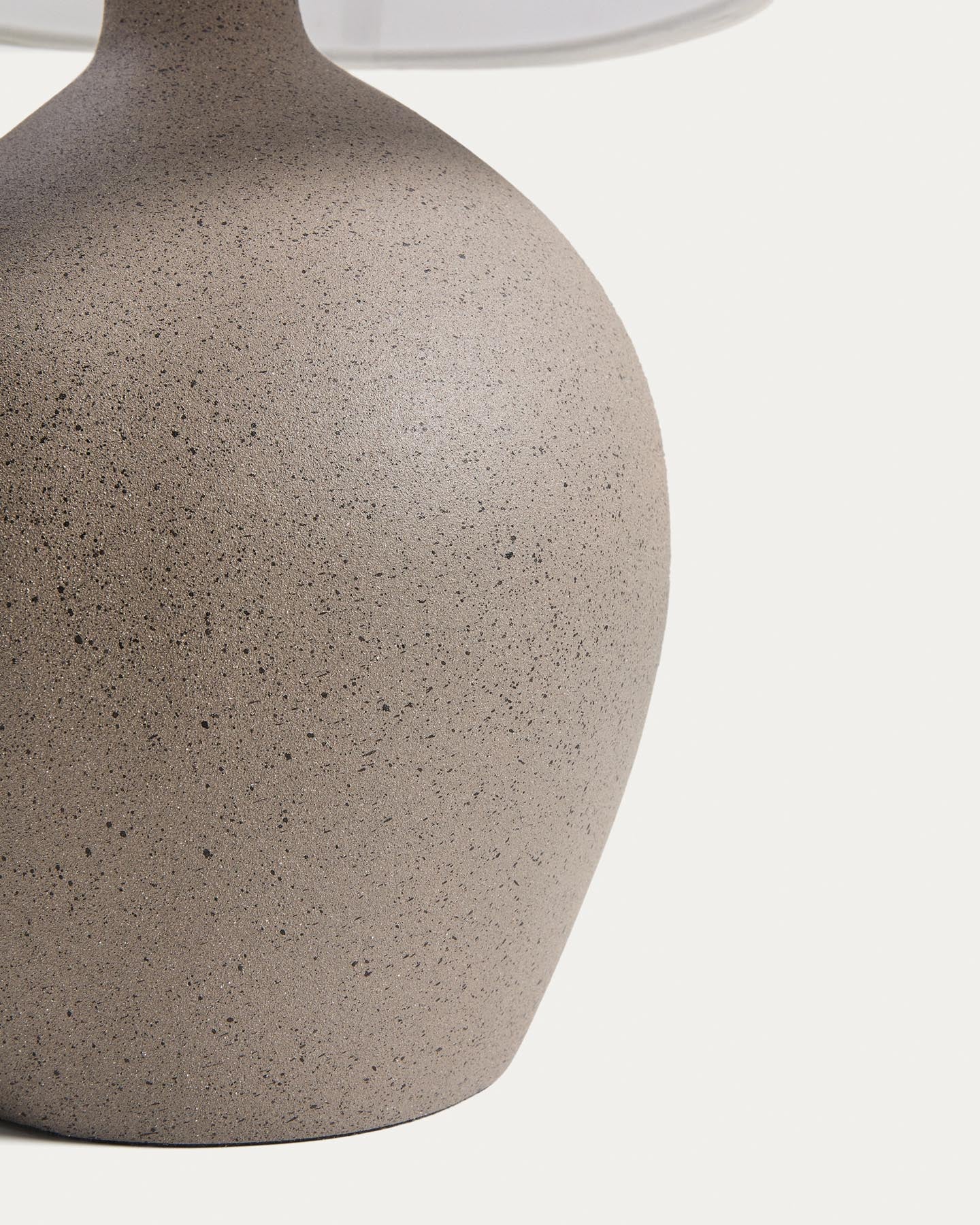 Mittlere Tischlampe Viona in strukturierter Steinoptik mit einem Lampenschirm aus Baumwolle in Hellgrau präsentiert im Onlineshop von KAQTU Design AG. Tischleuchte ist von Kave Home