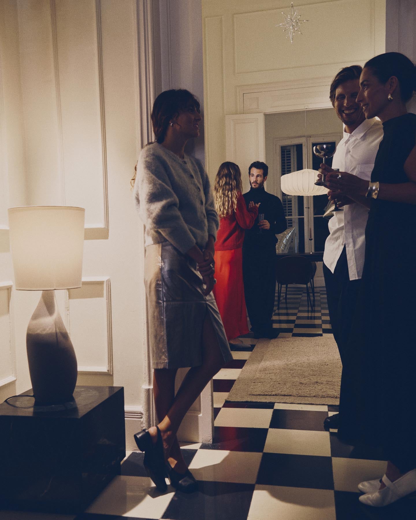 Große Tischlampe Viona in strukturierter Steinoptik mit einem Lampenschirm aus Baumwolle in Hellgrau präsentiert im Onlineshop von KAQTU Design AG. Stehleuchte ist von Kave Home