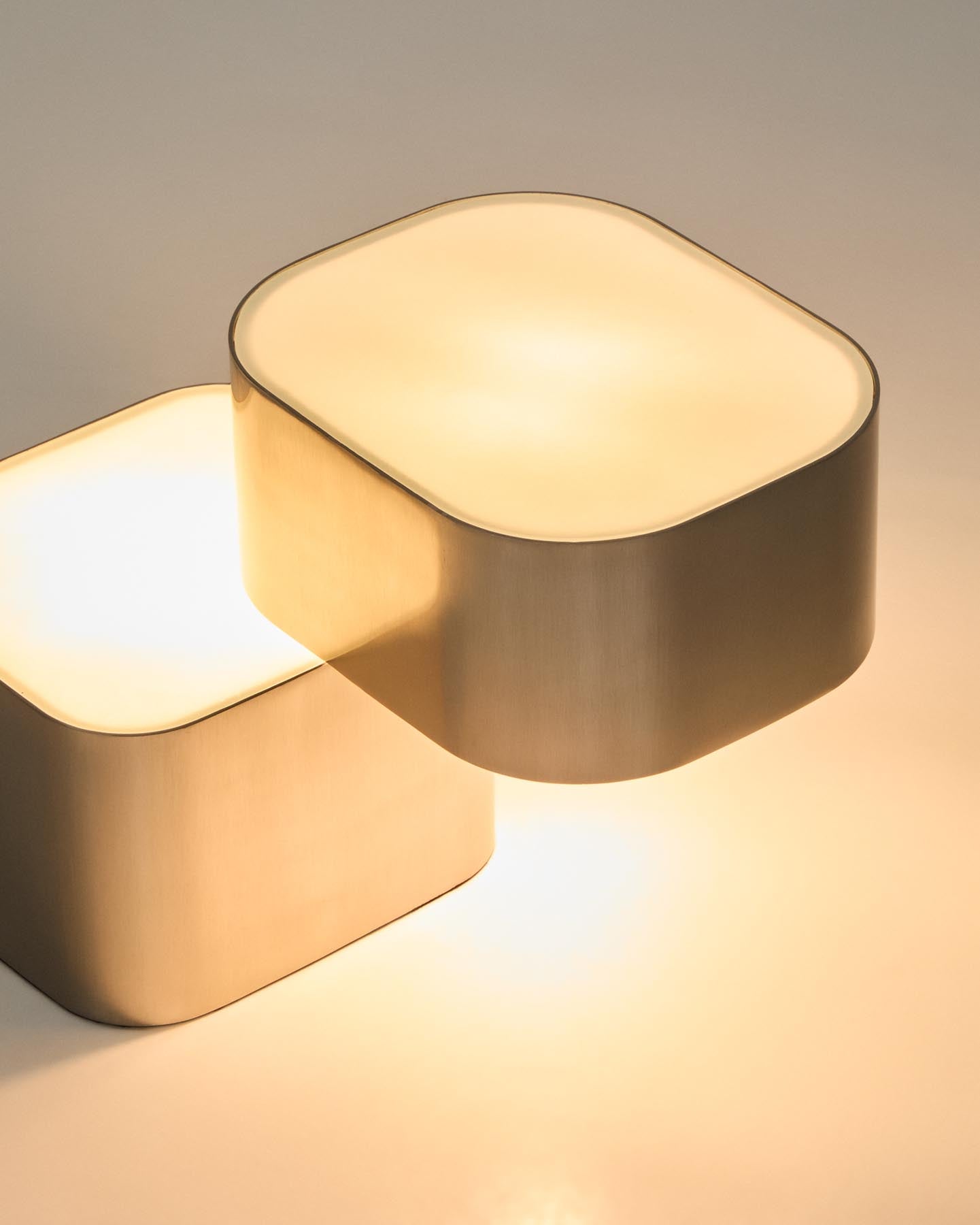 Tischlampe Tandan aus grauem Metall mit gebürstetem Finish in Grau präsentiert im Onlineshop von KAQTU Design AG. Tischleuchte ist von Kave Home