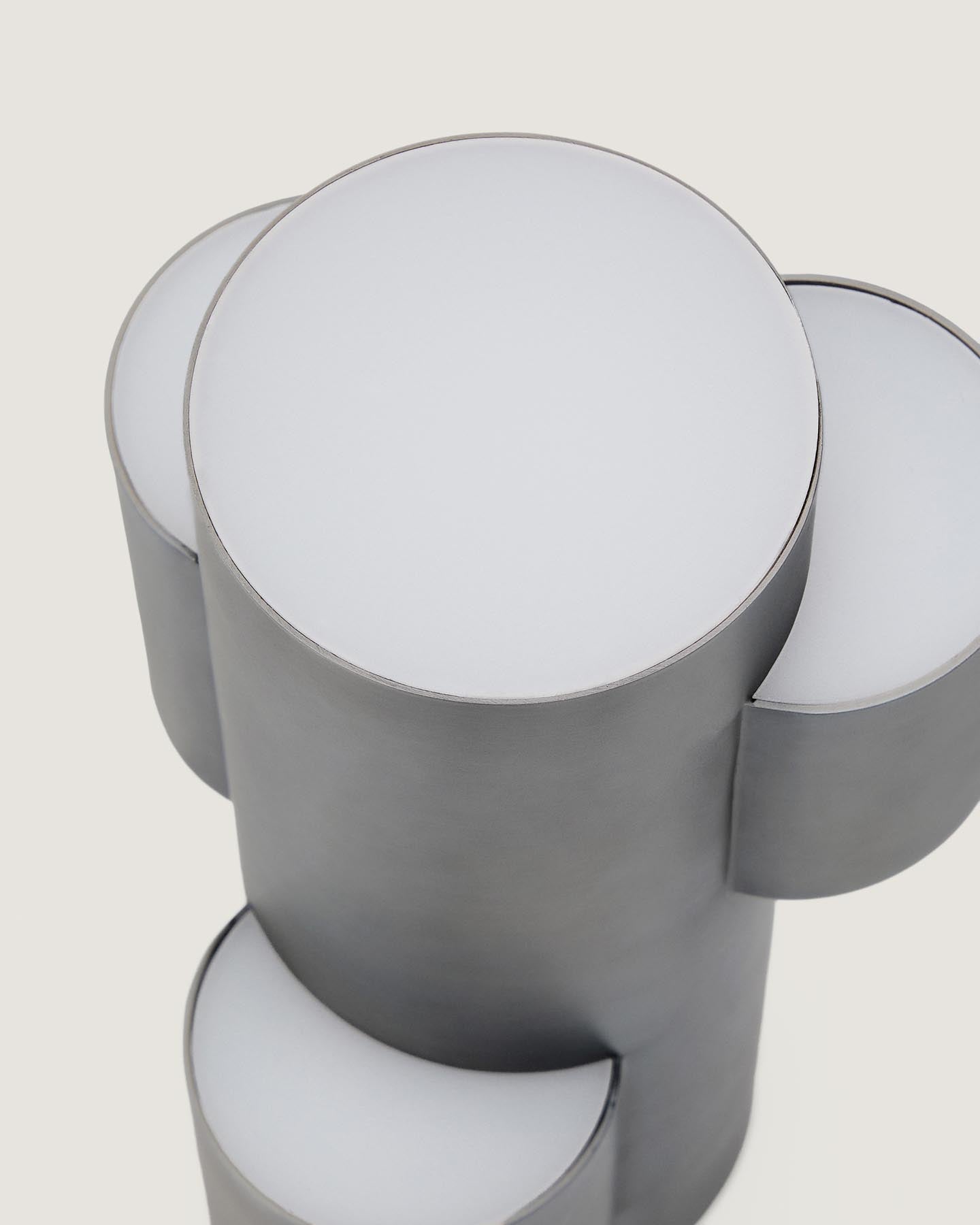 Tragbare LED-Tischlampe Adrina aus dunkelgrauem Metall mit gebürstetem Finish in Schwarz präsentiert im Onlineshop von KAQTU Design AG. Tischleuchte ist von Kave Home