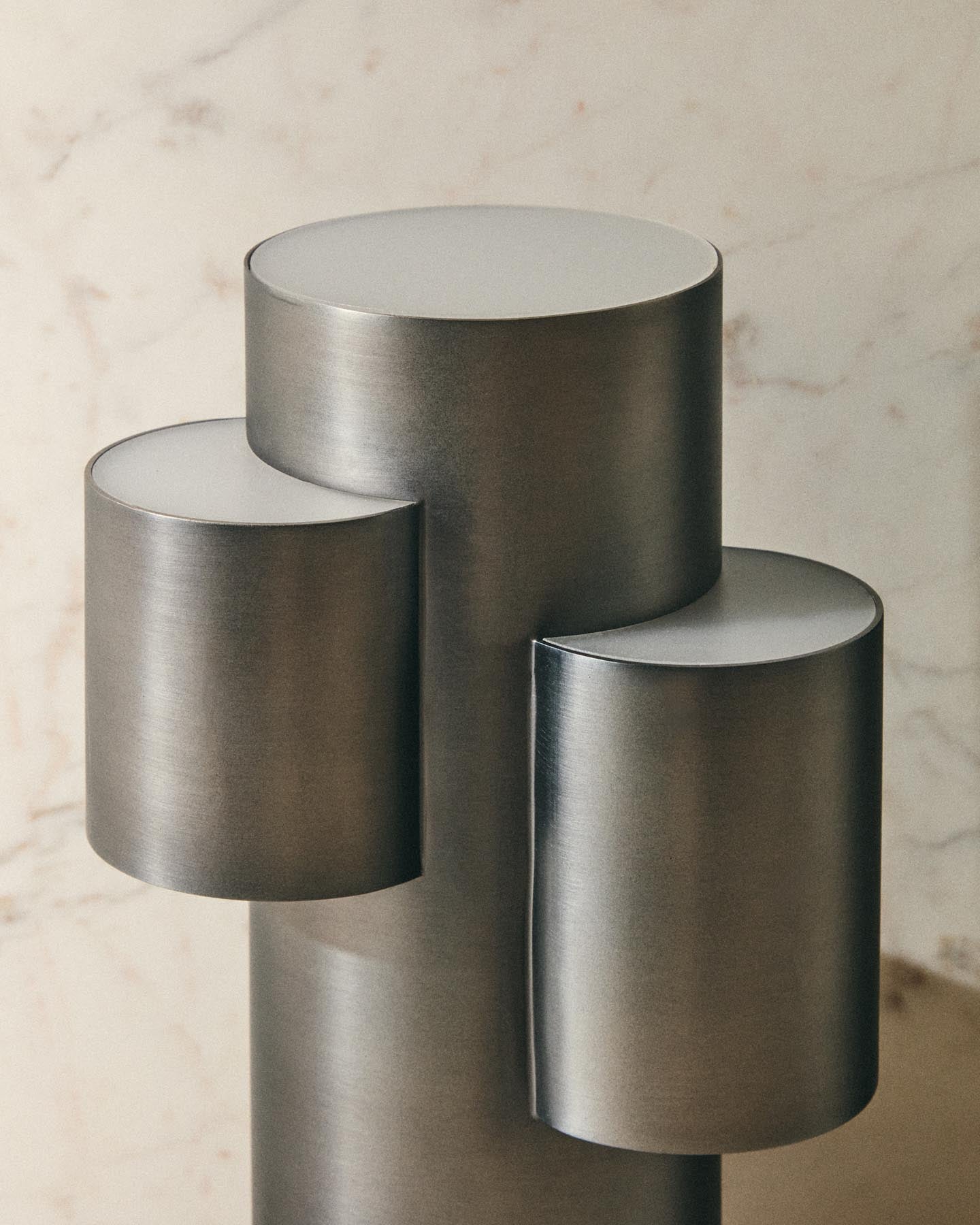 Tragbare LED-Tischlampe Adrina aus dunkelgrauem Metall mit gebürstetem Finish in Schwarz präsentiert im Onlineshop von KAQTU Design AG. Tischleuchte ist von Kave Home