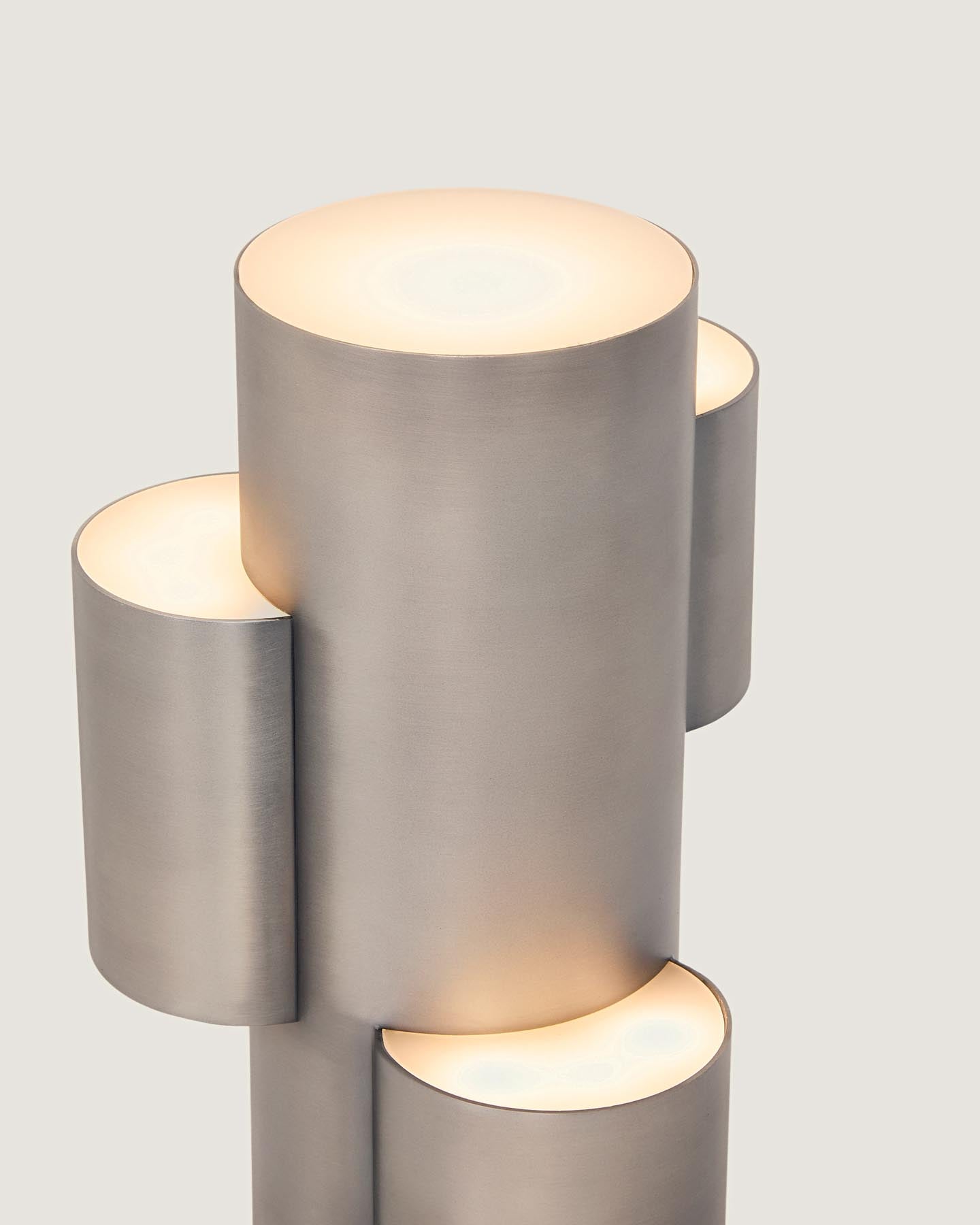 Tragbare LED-Tischlampe Adrina aus hellgrauem Metall mit gebürstetem Finish in Silber präsentiert im Onlineshop von KAQTU Design AG. Tischleuchte ist von Kave Home