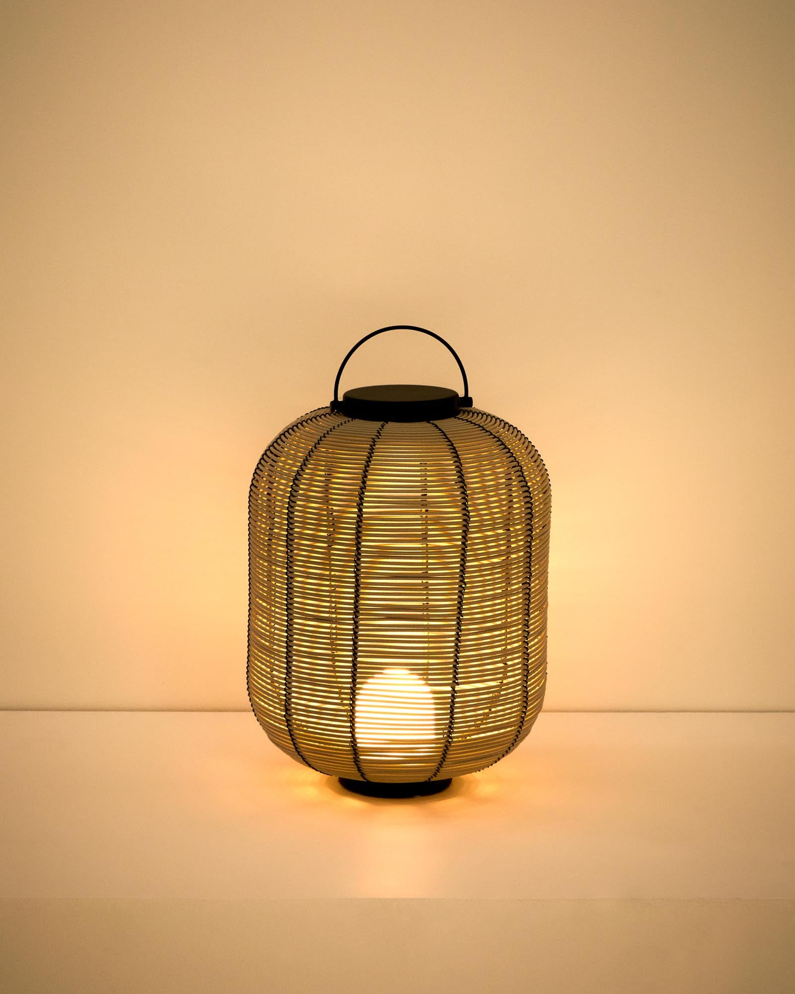 Kleine, stilvolle LED-Tischlampe Saranella aus hellgrauem synthetischen Rattan, perfekt für gemütliche Abende im Freien, von Kave Home.