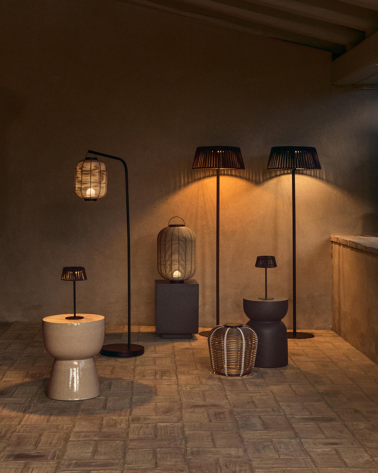 Elegante, tragbare LED-Tischlampe Saranella aus hellgrauem Rattan, ideal für stimmungsvolle Abende im Freien, präsentiert von Kave Home.