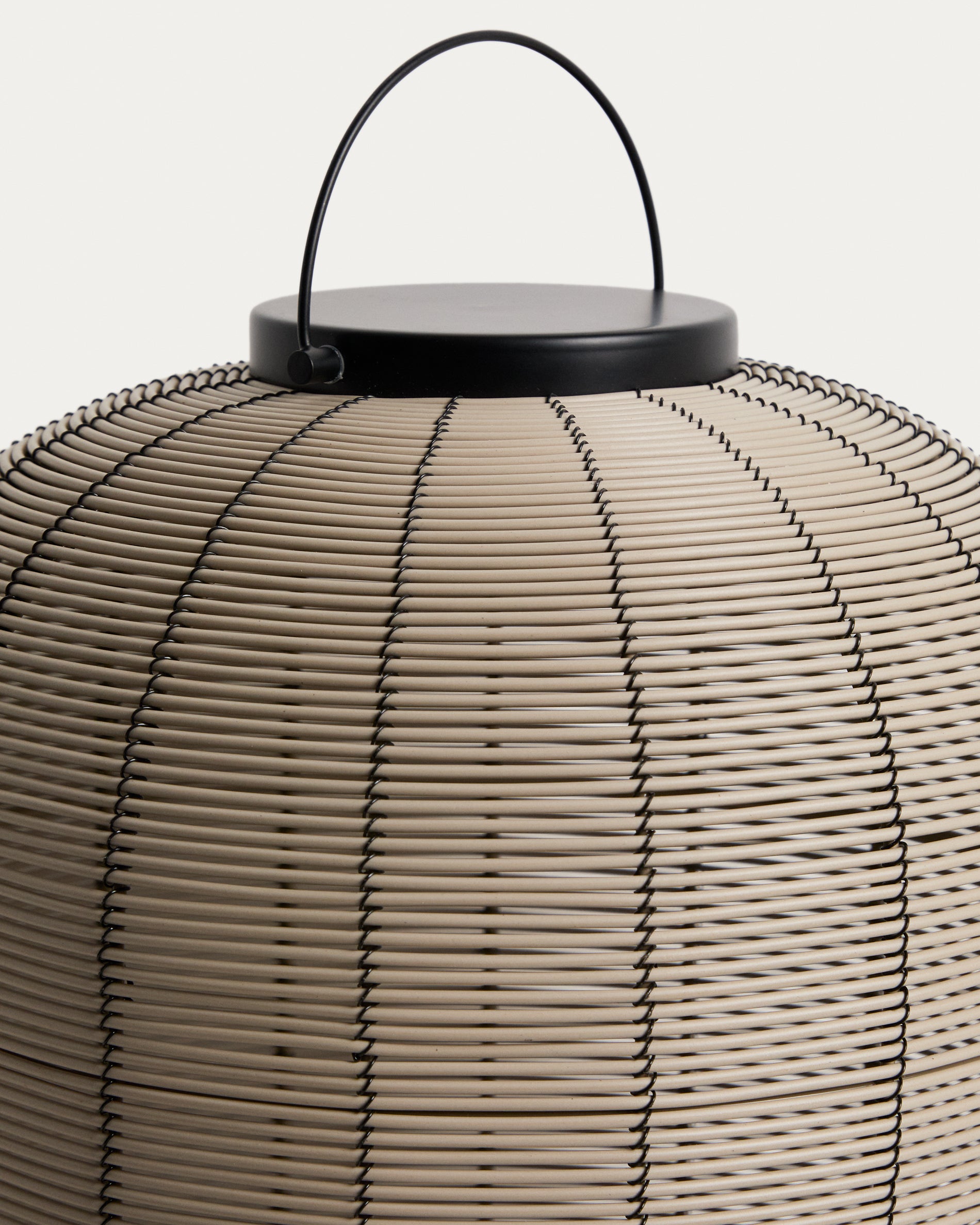 Tragbare LED-Tischlampe Saranella aus hellgrauem synthetischem Rattan in Beige präsentiert im Onlineshop von KAQTU Design AG. Outdoor Tischleuchte ist von Kave Home
