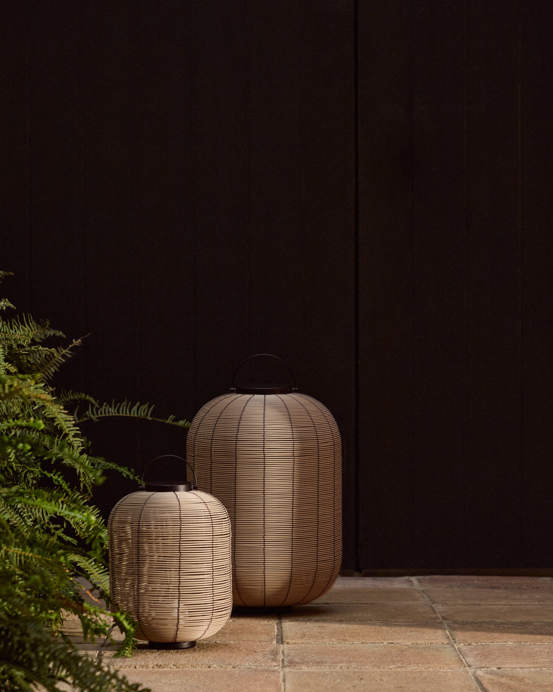 Tragbare LED-Tischlampe Saranella aus hellgrauem synthetischem Rattan in Beige präsentiert im Onlineshop von KAQTU Design AG. Outdoor Tischleuchte ist von Kave Home