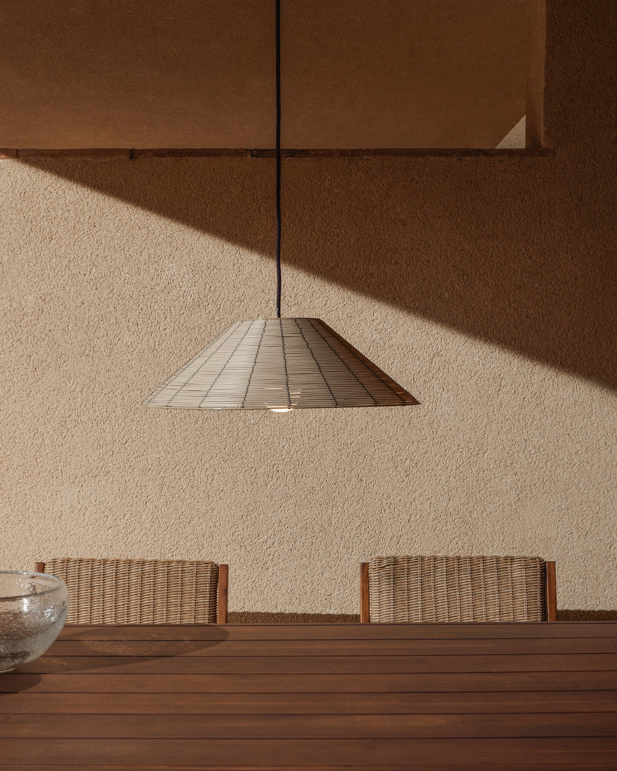 Lampenschirm für die Outdoor-Deckenleuchte Saranella aus hellgrauem synthetischem Rattan, Ø 50 cm in Beige präsentiert im Onlineshop von KAQTU Design AG. Outdoor Pendelleuchte ist von Kave Home