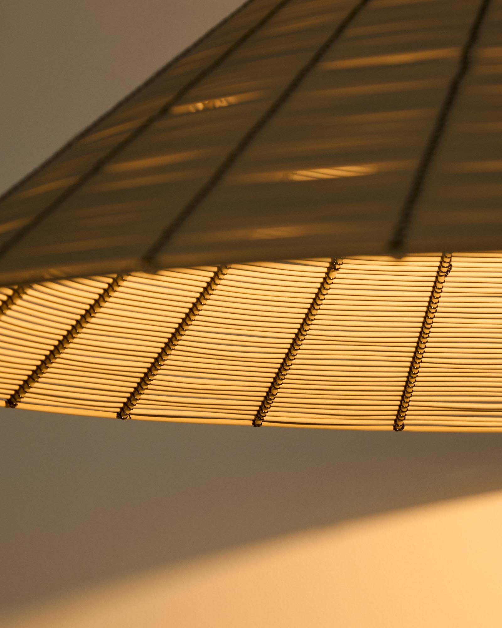 Eleganter Lampenschirm aus hellgrauem synthetischen Rattan, Ø 70 cm, ideal für stilvolle Outdoor-Deckenleuchten von Kave Home.
