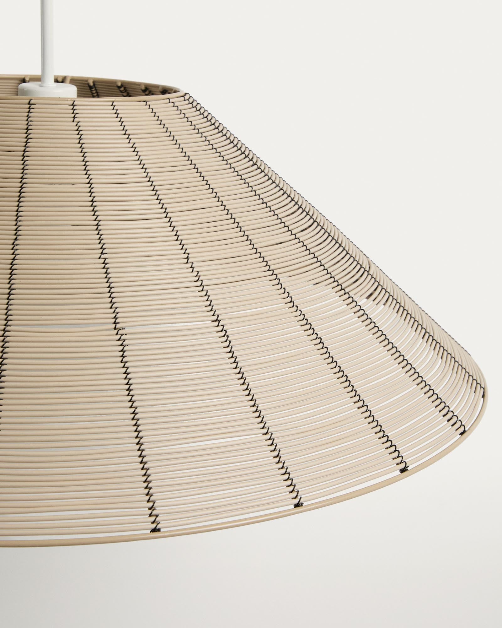 Eleganter, runder Lampenschirm aus hellgrauem synthetischem Rattan, Ø 70 cm, ideal für stimmungsvolle Beleuchtung im Freien.