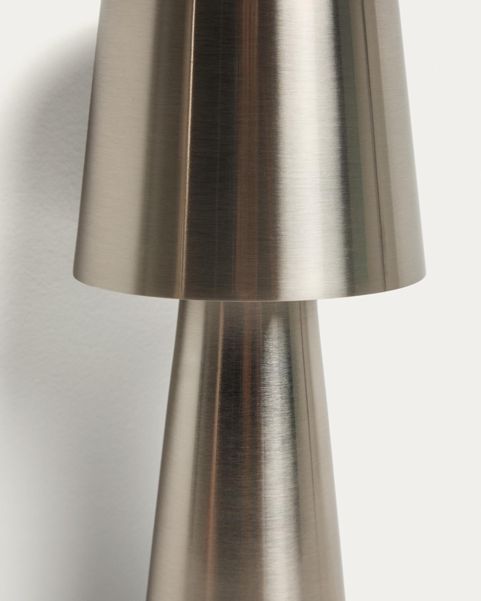 Kleine Tischlampe Arenys aus Metall mit silbern glänzendem Finish in Silber präsentiert im Onlineshop von KAQTU Design AG. Outdoor Tischleuchte ist von Kave Home