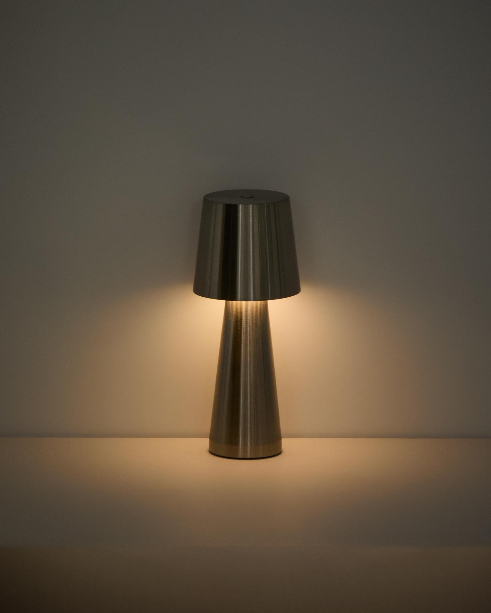 Kleine Tischlampe Arenys aus Metall mit silbern glänzendem Finish in Silber präsentiert im Onlineshop von KAQTU Design AG. Outdoor Tischleuchte ist von Kave Home