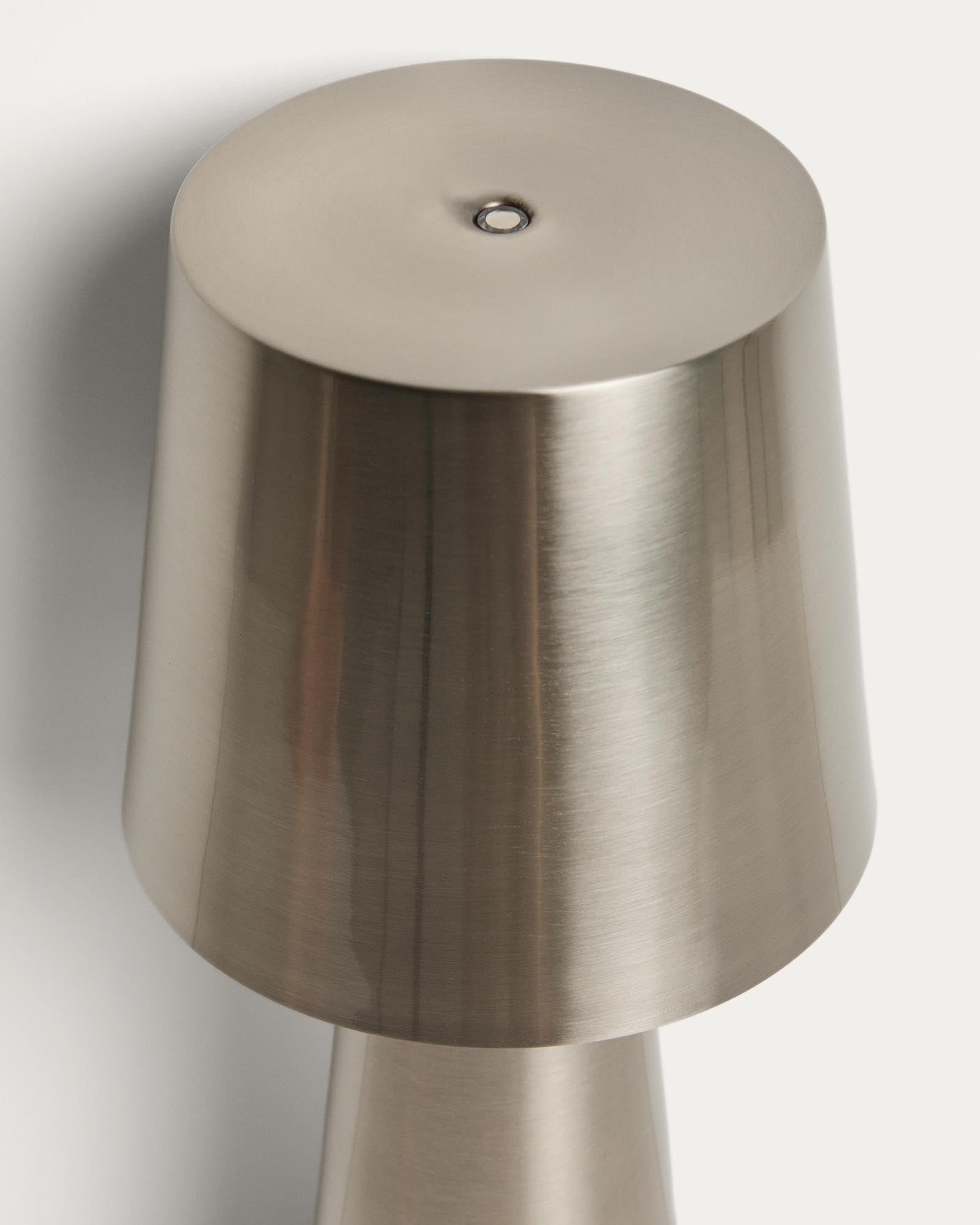 Grosse Tischleuchte Arenys aus Metall mit glänzendem Silberfinish in Silber präsentiert im Onlineshop von KAQTU Design AG. Outdoor Tischleuchte ist von Kave Home