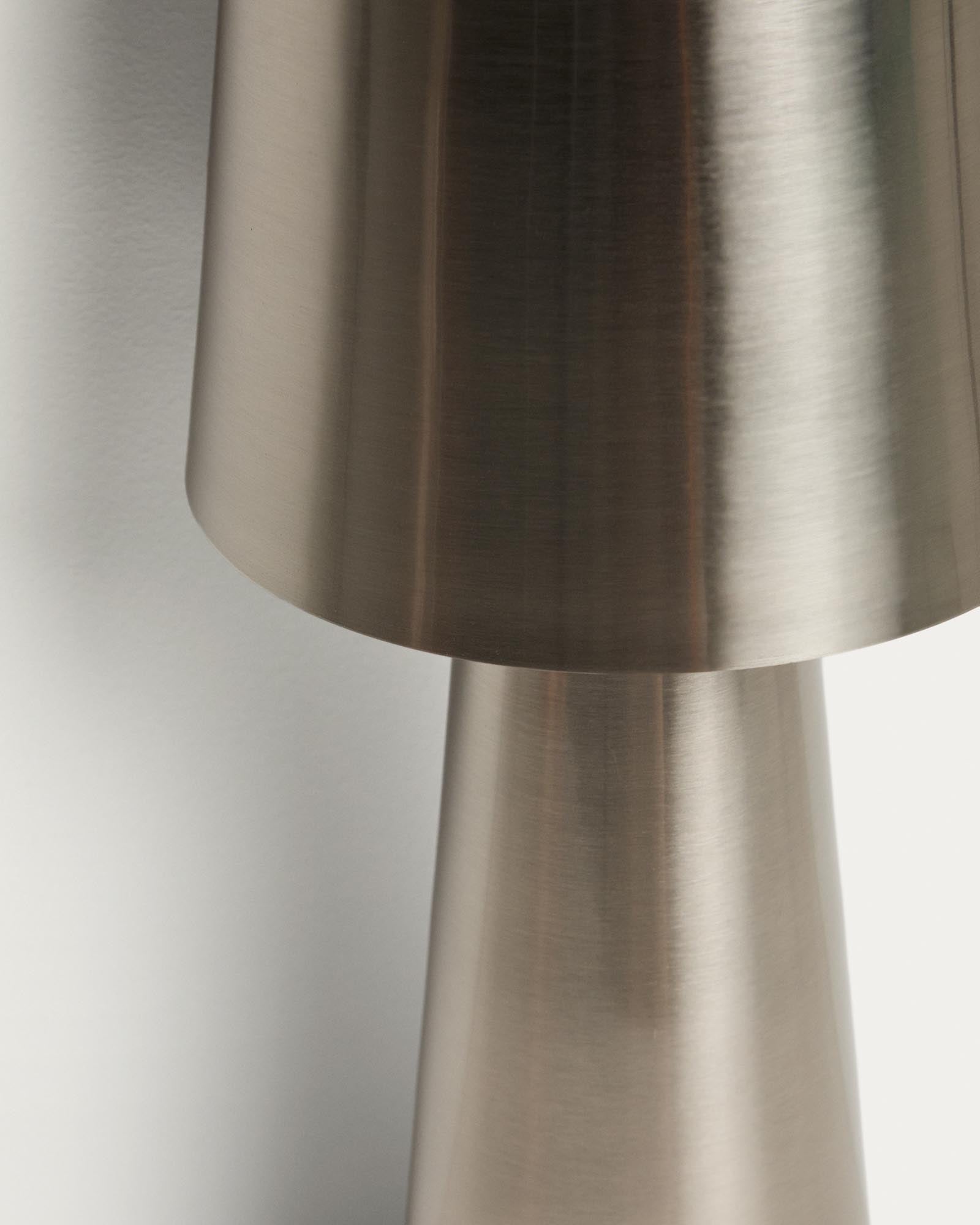 Grosse Tischleuchte Arenys aus Metall mit glänzendem Silberfinish in Silber präsentiert im Onlineshop von KAQTU Design AG. Outdoor Tischleuchte ist von Kave Home