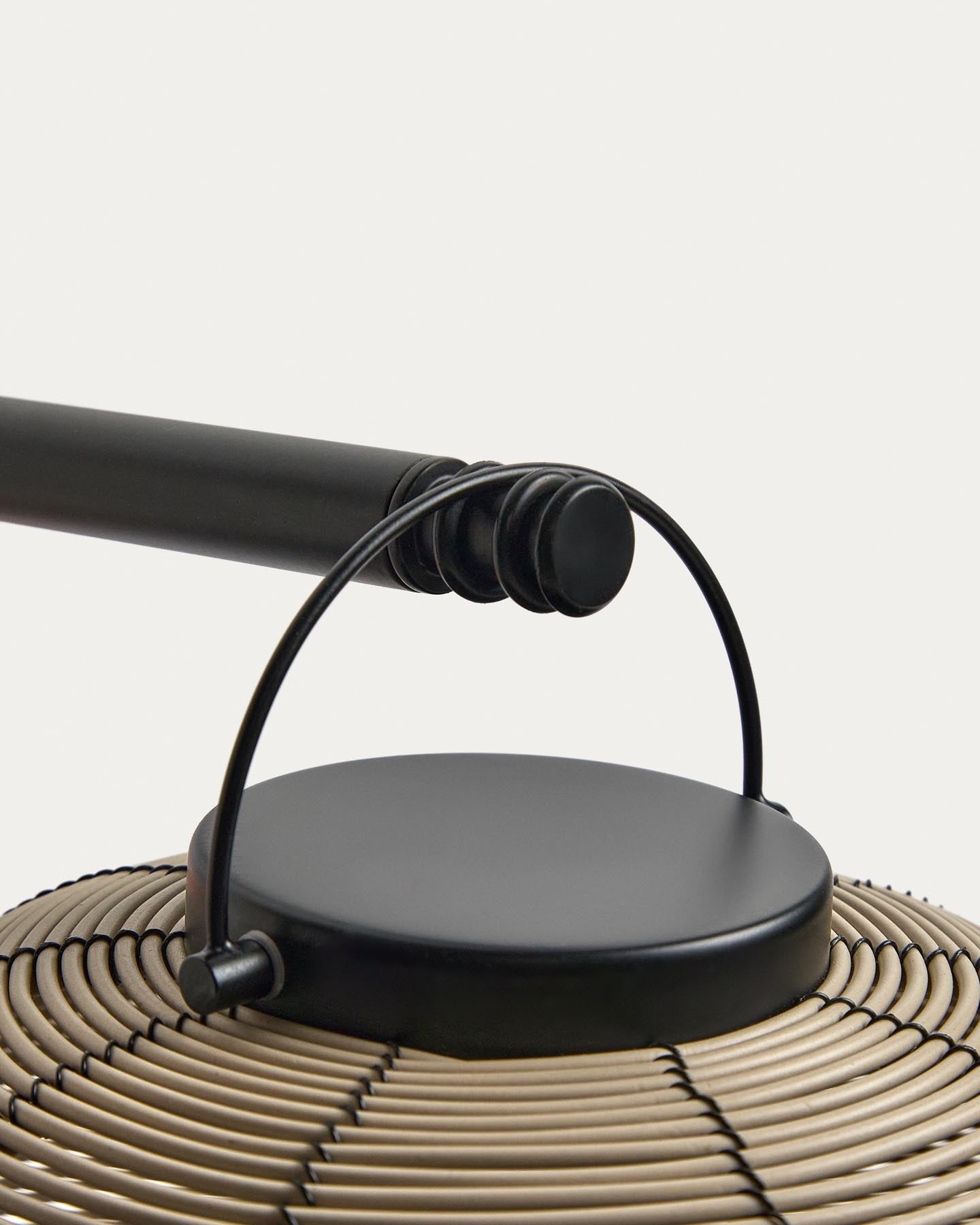 Wandhalterung für tragbare Lampen Nali aus schwarz lackiertem Metall in Schwarz präsentiert im Onlineshop von KAQTU Design AG. Leuchtenzubehör ist von Kave Home