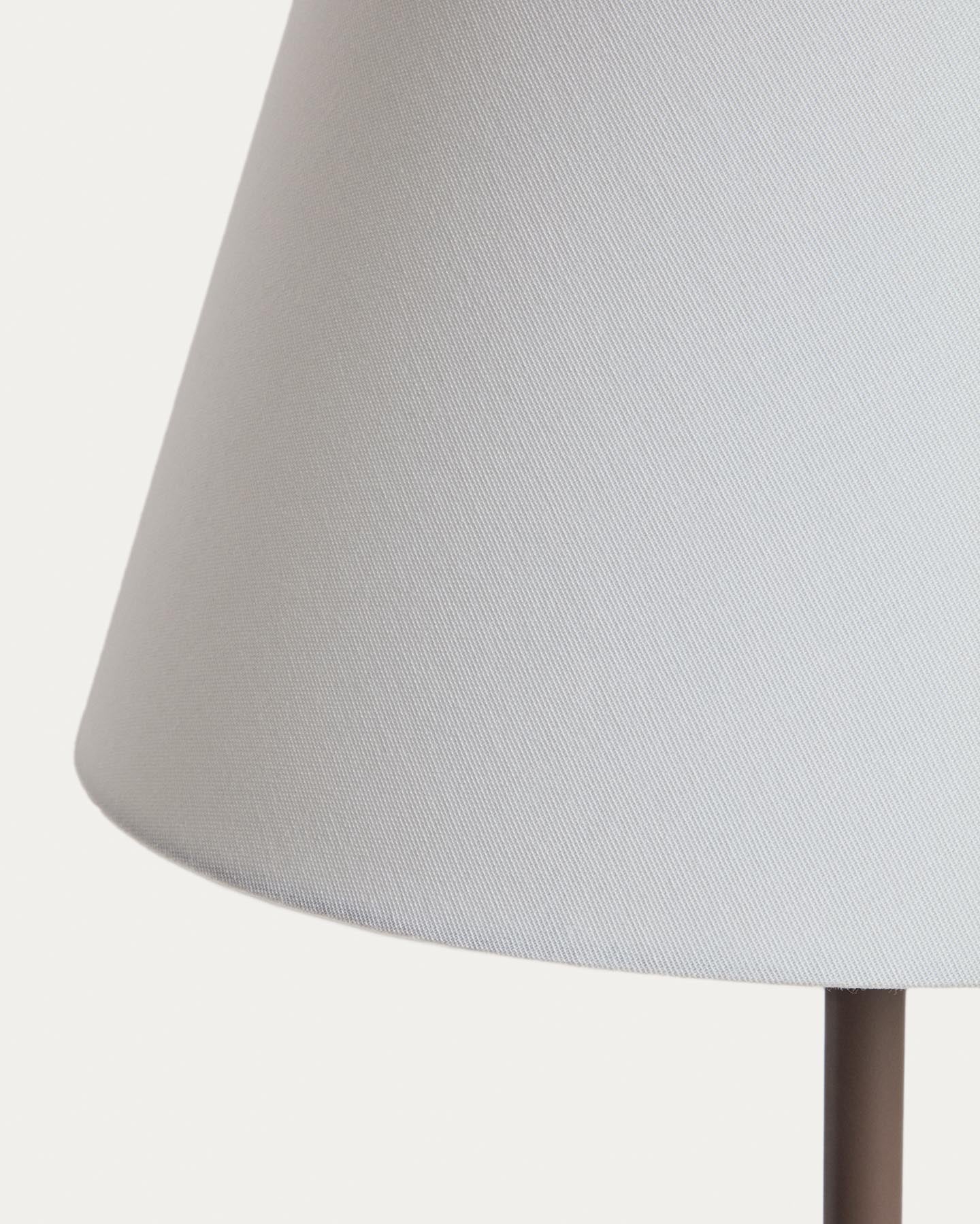 Stehlampe Navat aus Metall in Braun mit Antik-Finish in Braun präsentiert im Onlineshop von KAQTU Design AG. Stehleuchte ist von Kave Home
