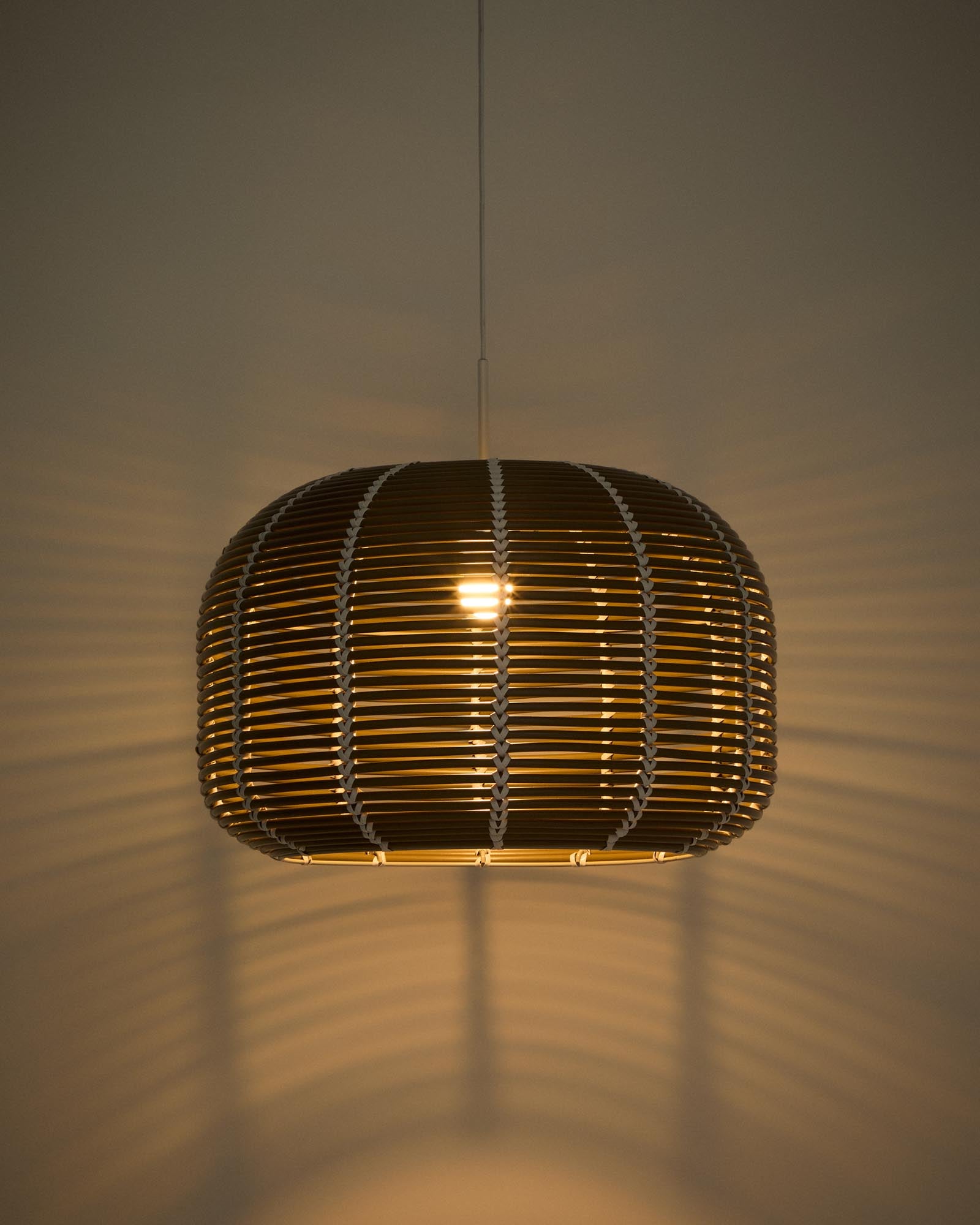 Stylischer Lampenschirm in Taupe aus robustem synthetischem Rattan, Ø 50 cm, perfekt für die Kave Home Garoina Deckenleuchte im Außenbereich.