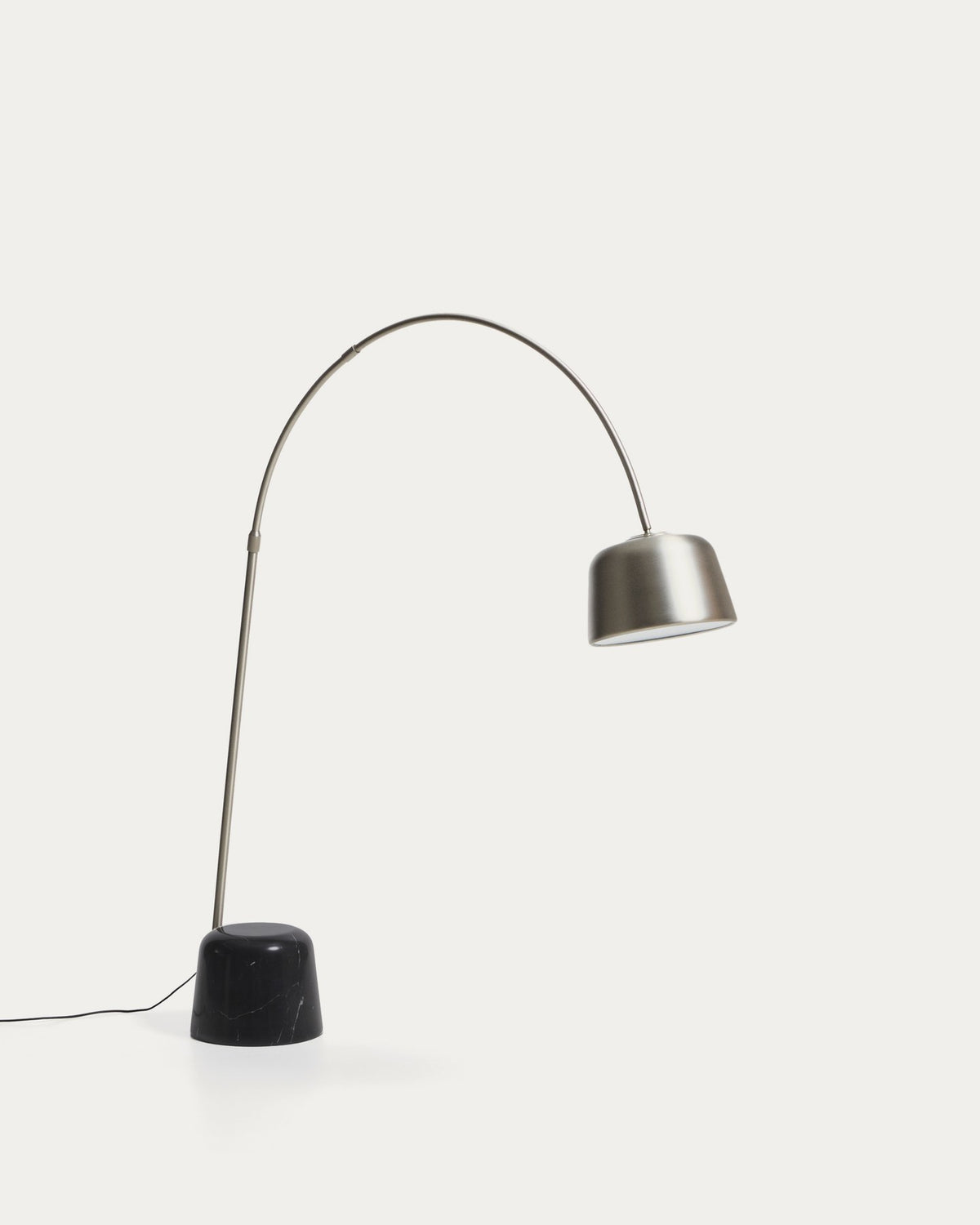 Stehlampe Arnolia von Kave Home mit gebürstetem Stahlgestell und schwarzem Marmorsockel, schlanke Silhouette und höhenverstellbarem Leuchtenkopf.
