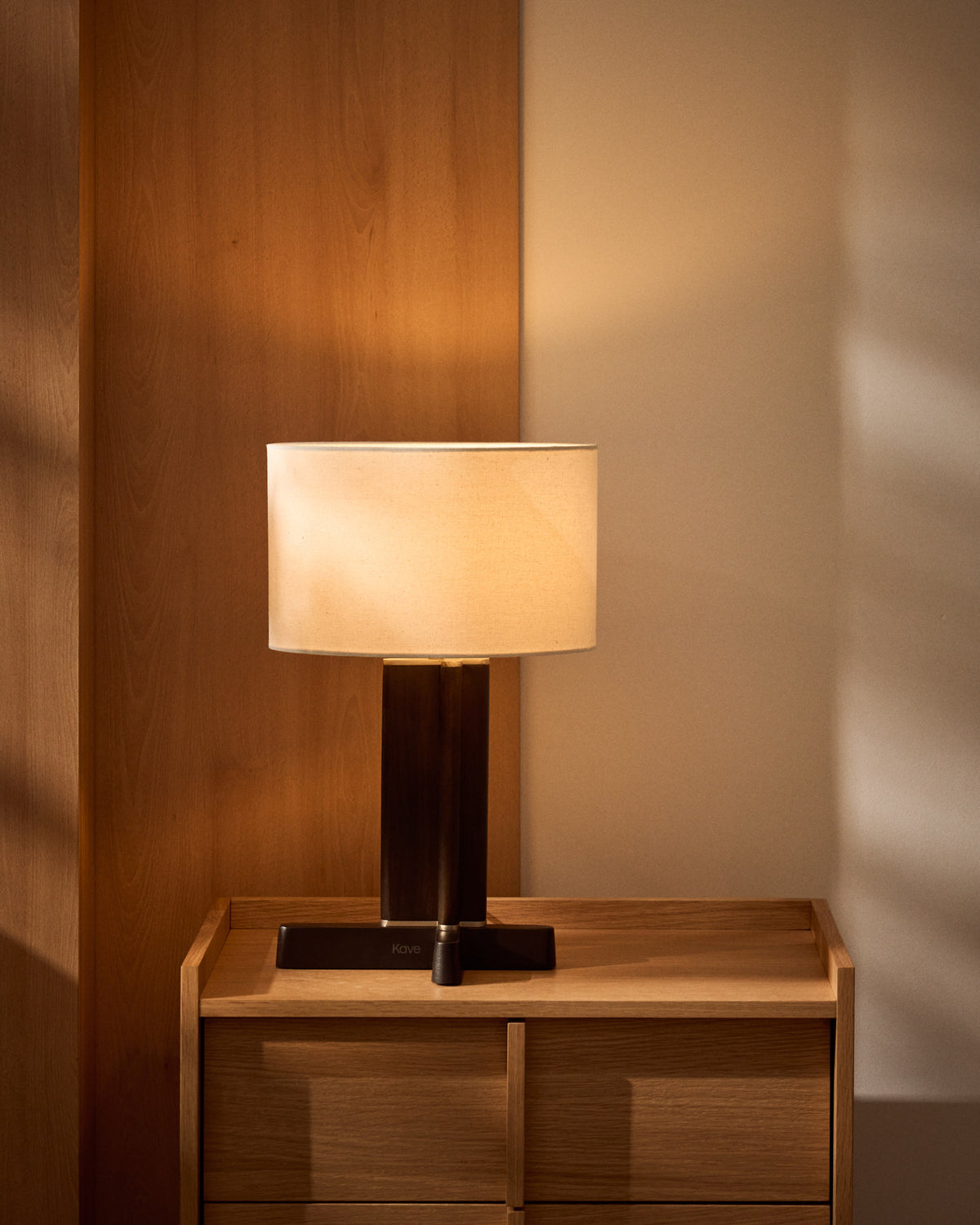 Tischleuchte Niani aus Kautschukholz mit dunklem Finish und elfenbeinfarbenem Baumwollschirm Ø 30 cm in Weiss, Dunkelbraun präsentiert im Onlineshop von KAQTU Design AG. Tischleuchte ist von Kave Home