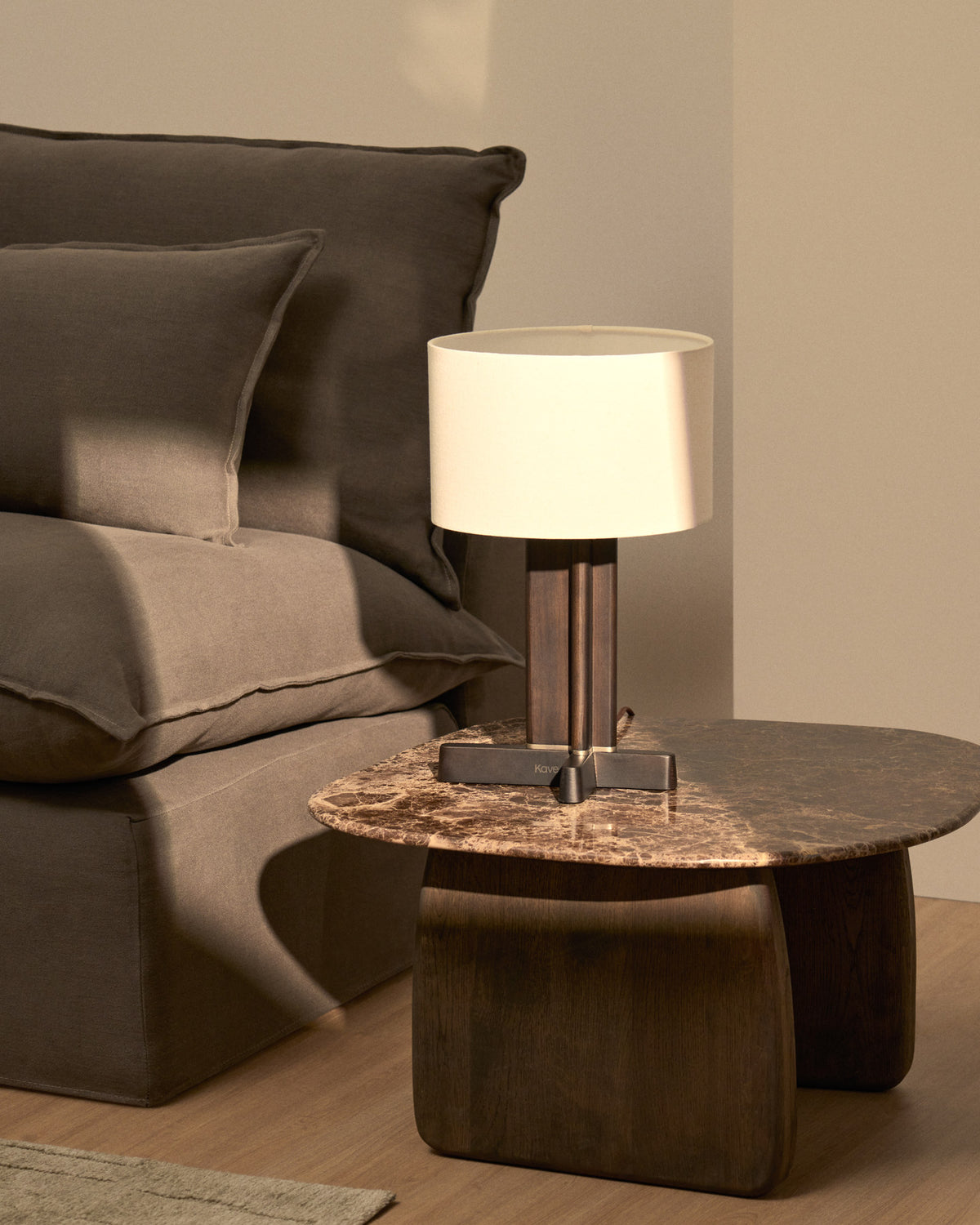 Tischleuchte Niani aus Kautschukholz mit dunklem Finish und elfenbeinfarbenem Baumwollschirm Ø 30 cm in Weiss, Dunkelbraun präsentiert im Onlineshop von KAQTU Design AG. Tischleuchte ist von Kave Home