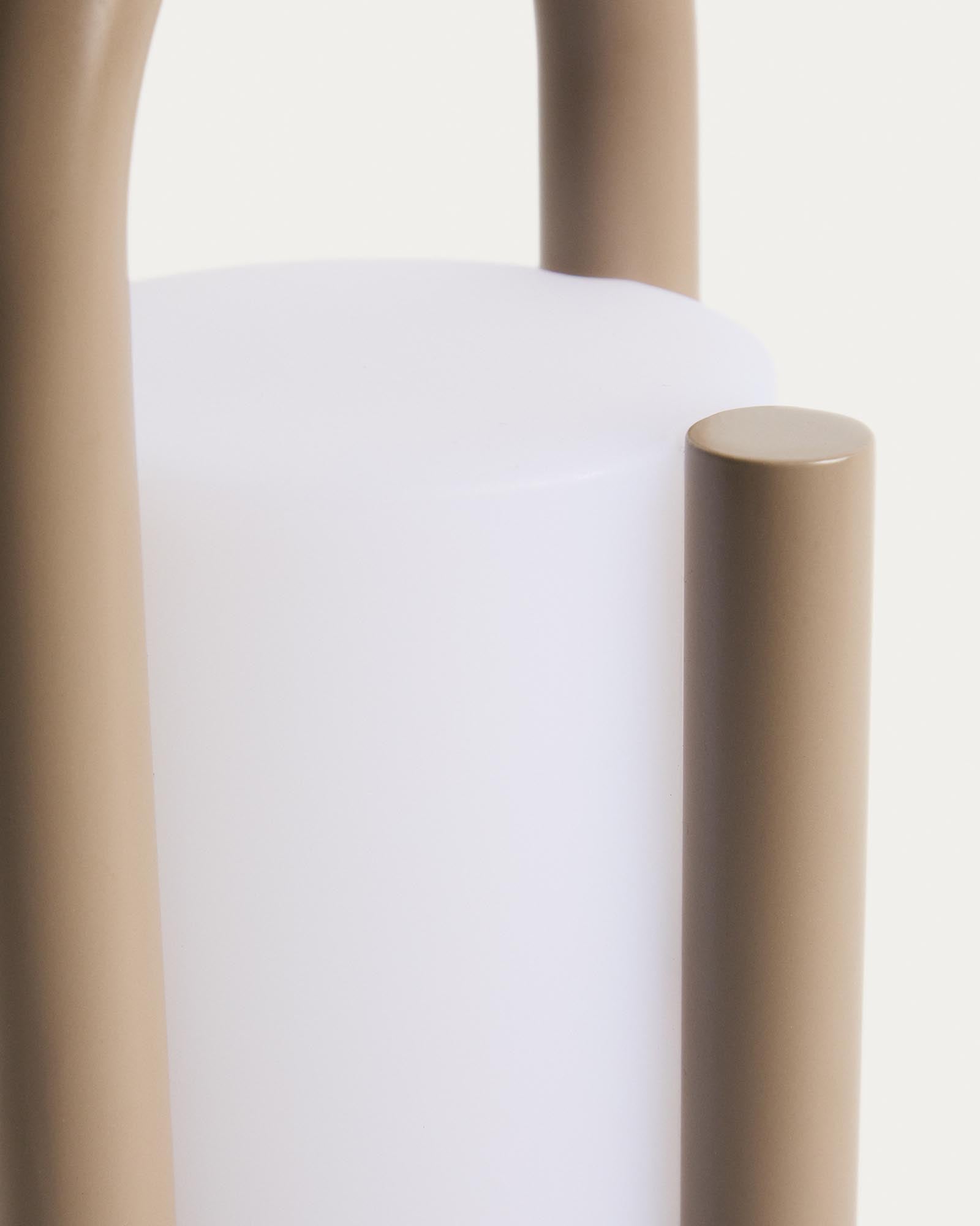 Elegante tragbare Tischlampe Leros in taupe und Polyethylen, ideal für stimmungsvolle Abende im Freien und vielseitige Nutzung.