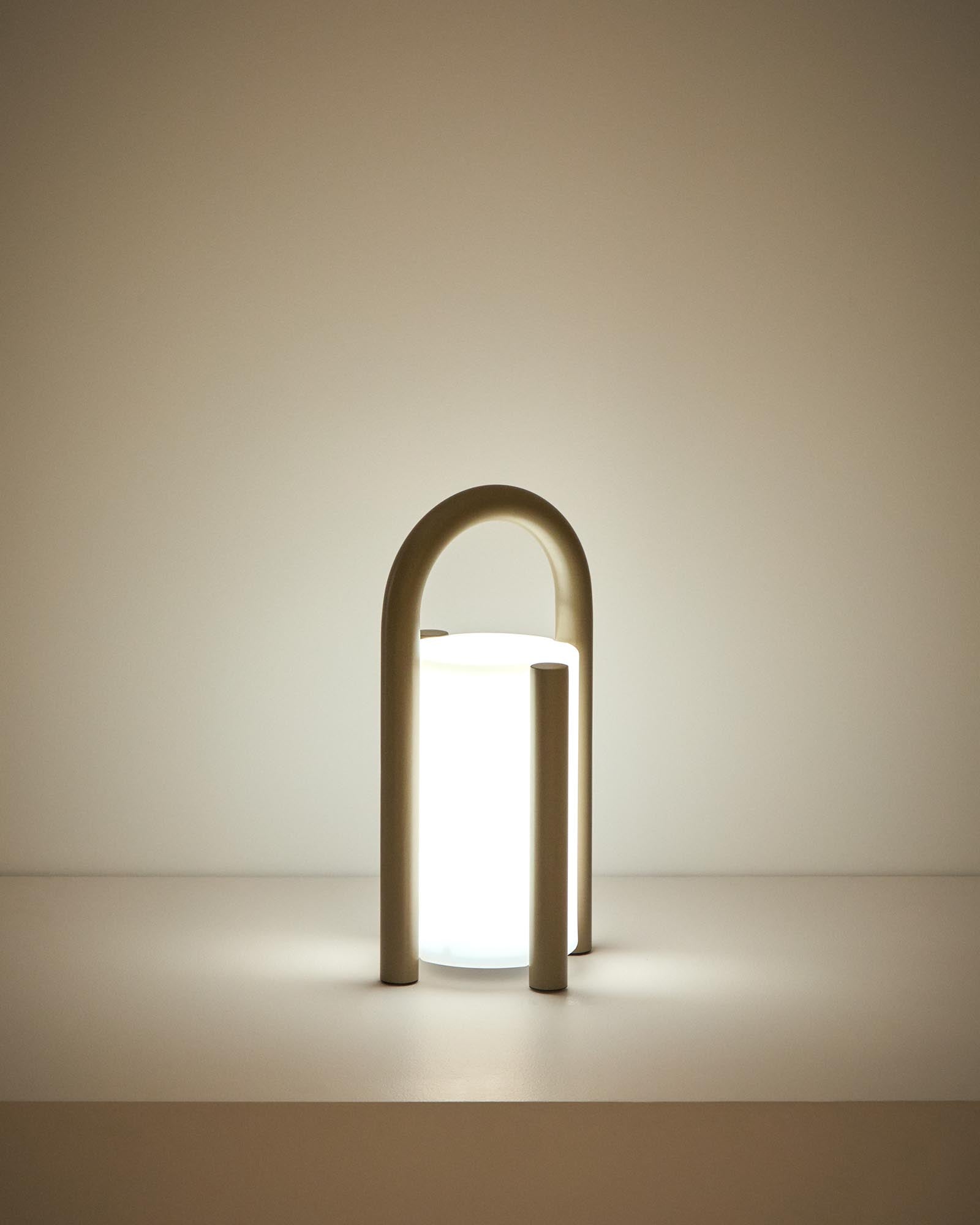 Kleine, stilvolle Tischlampe Leros aus robustem Polyethylen und taupefarbenem Stahl, perfekt für gemütliche Outdoor-Atmosphäre.